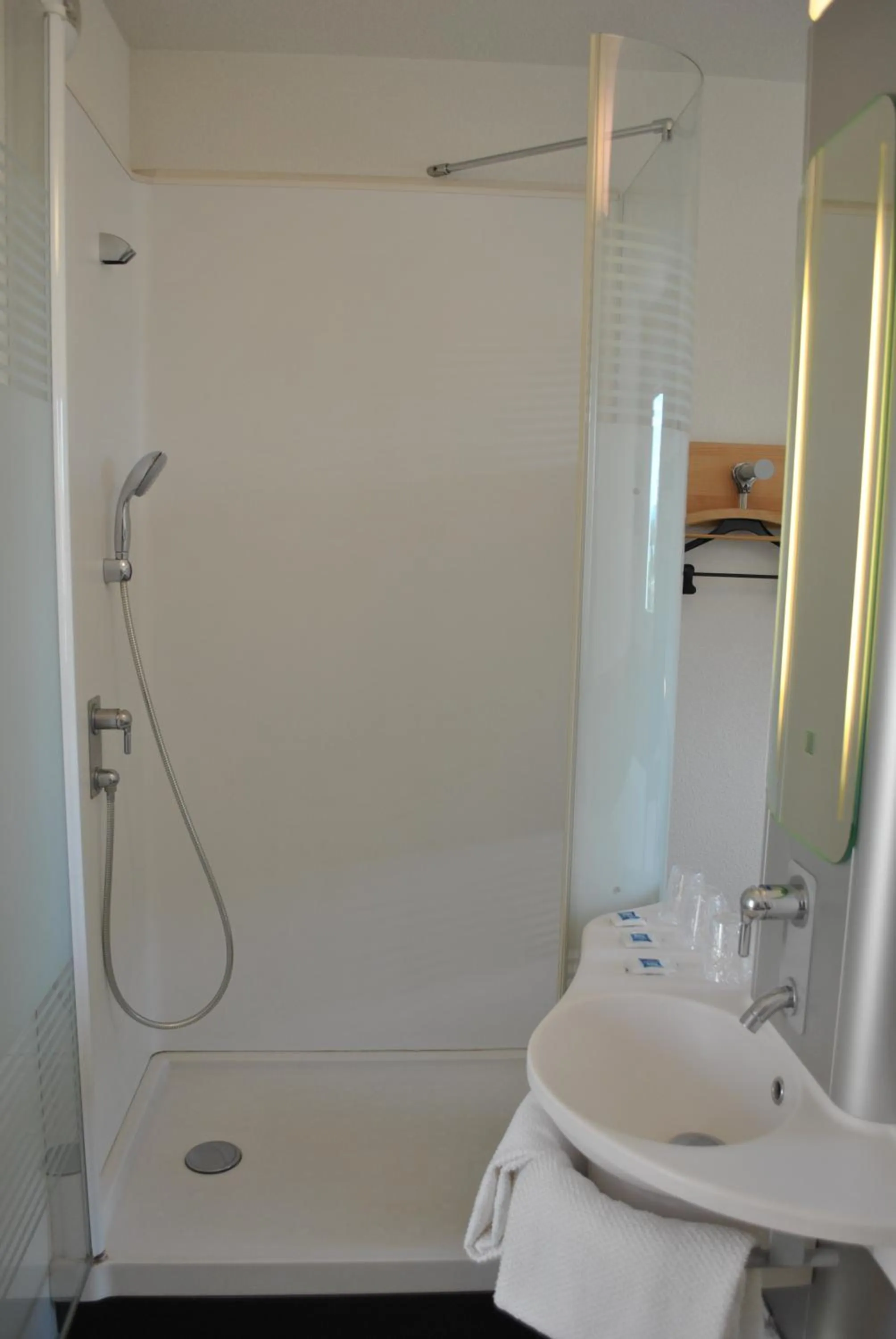 Bathroom in ibis budget Loriol Le Pouzin