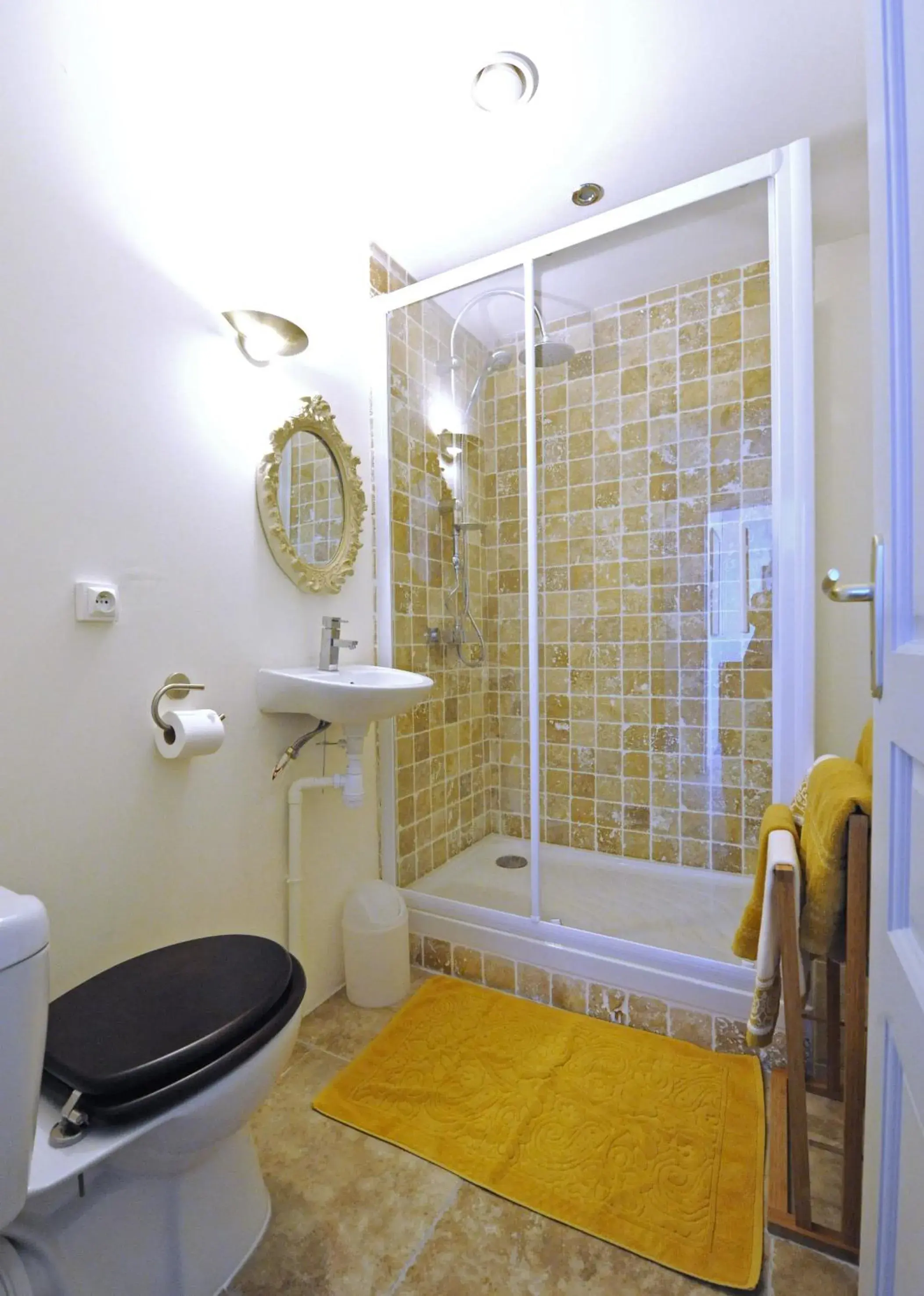 Shower, Bathroom in The Apartments, Rue Barbès