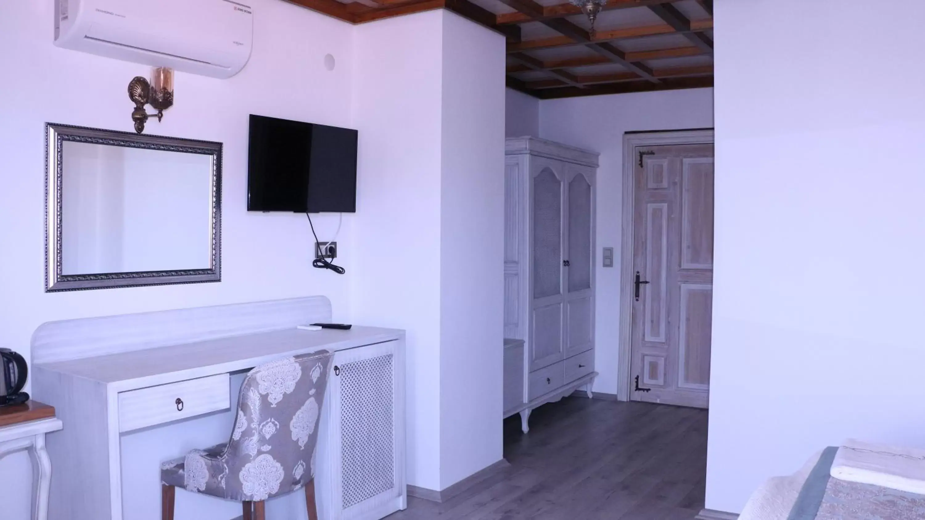 Bedroom, TV/Entertainment Center in Celsus Boutique Hotel