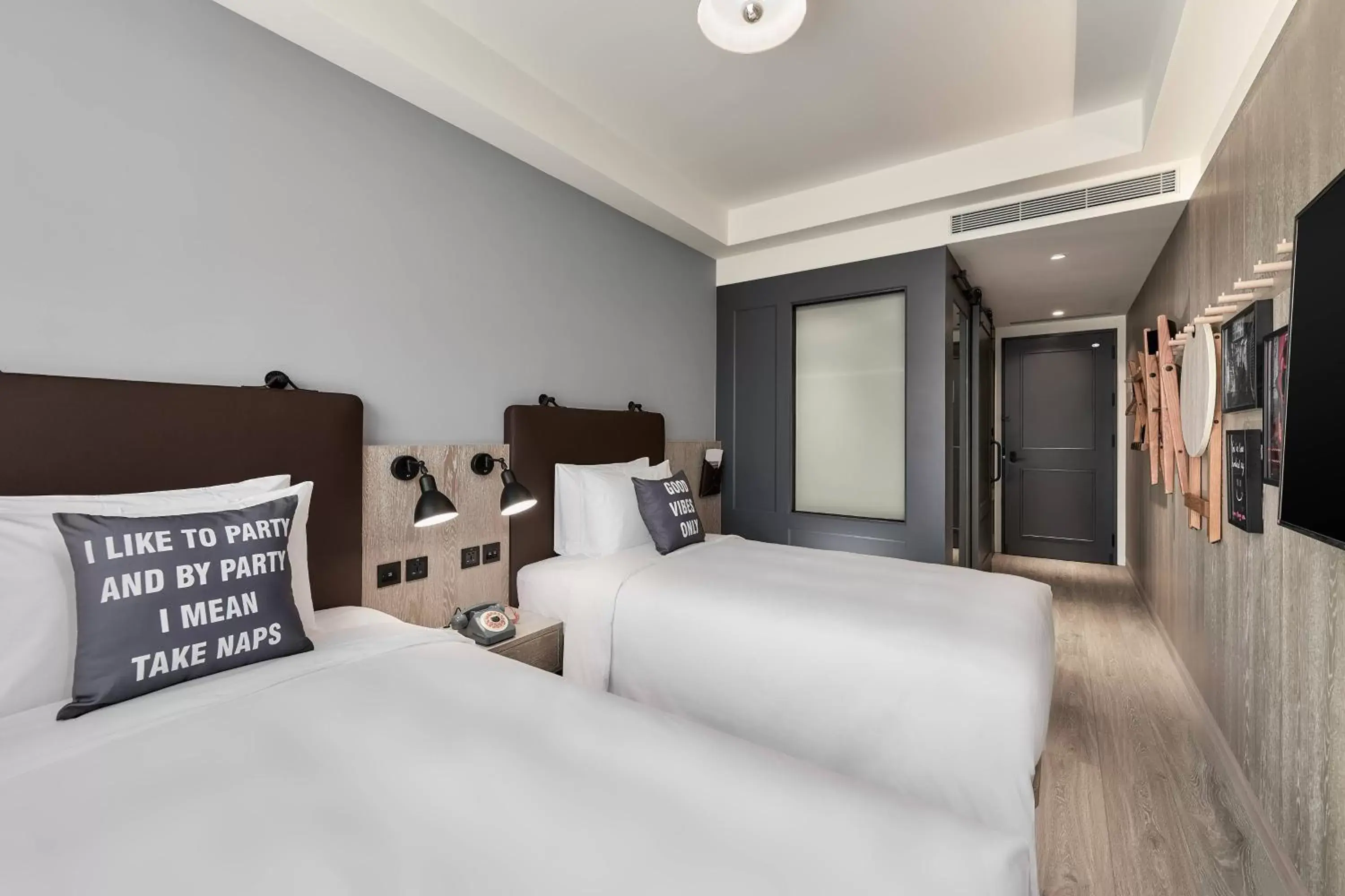 Photo of the whole room, Bed in Moxy Taichung