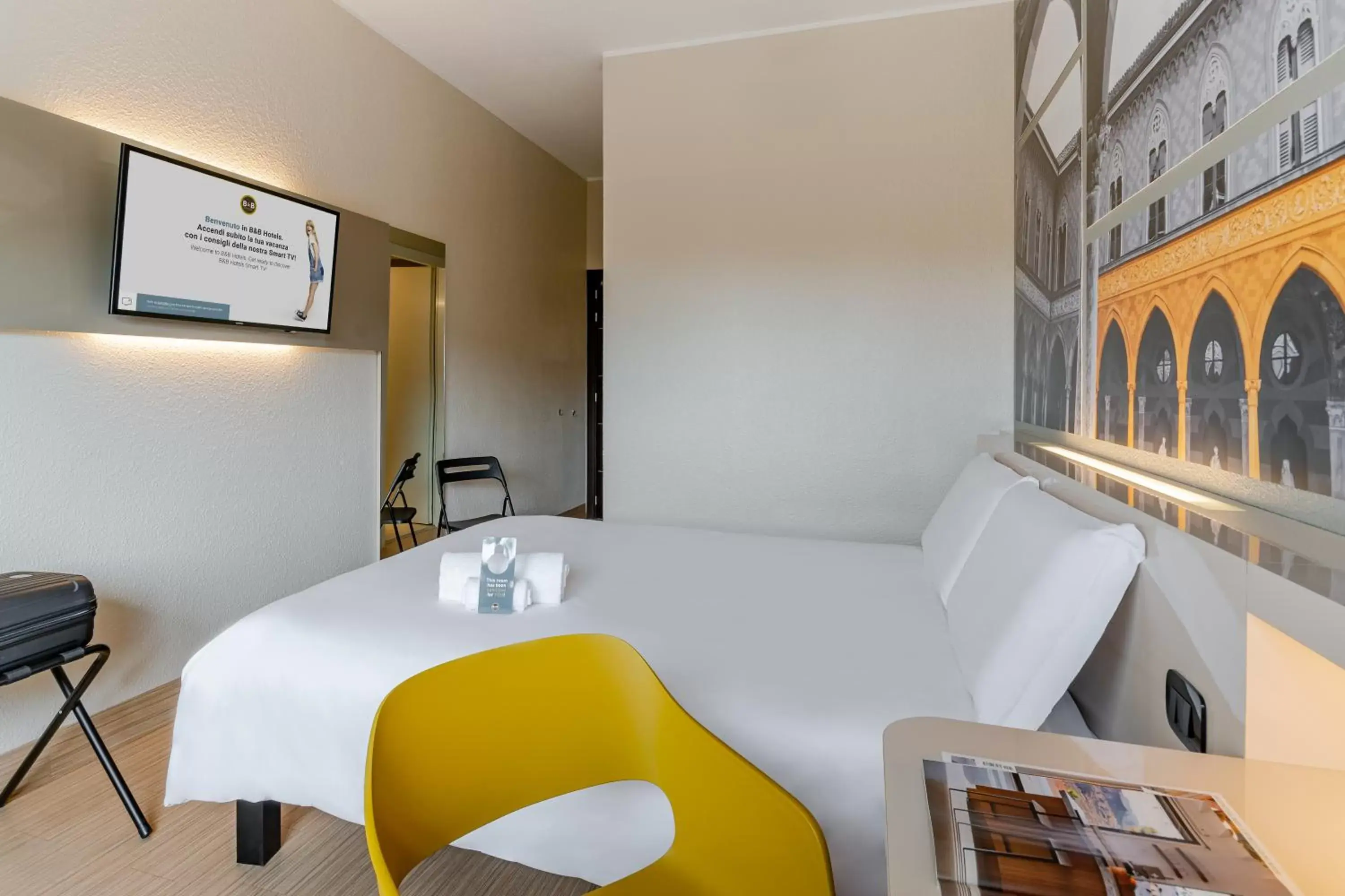 Bedroom, Dining Area in B&B Hotel Cremona