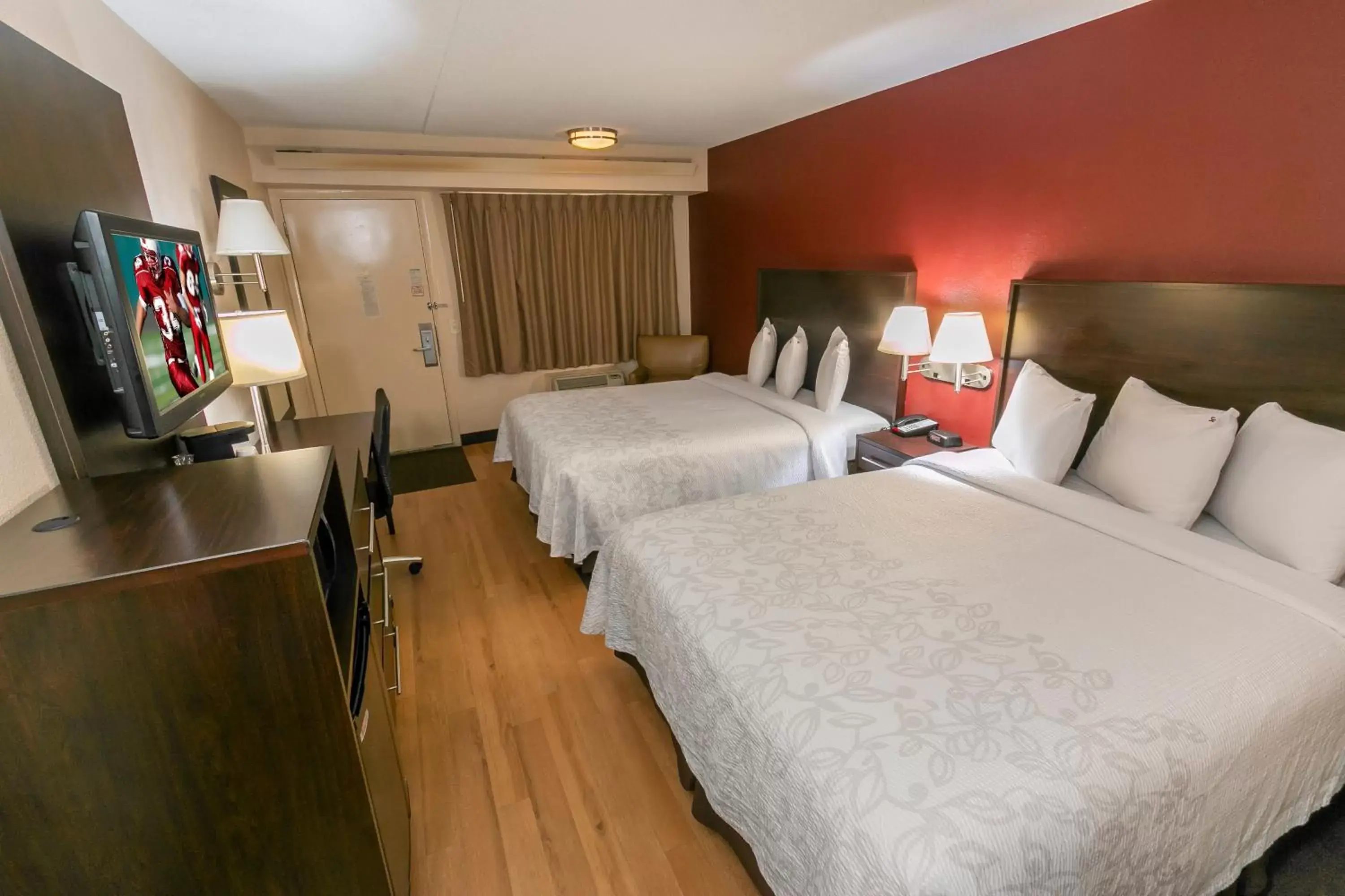 Photo of the whole room, Room Photo in Red Roof Inn PLUS+ Washington DC - Oxon Hill