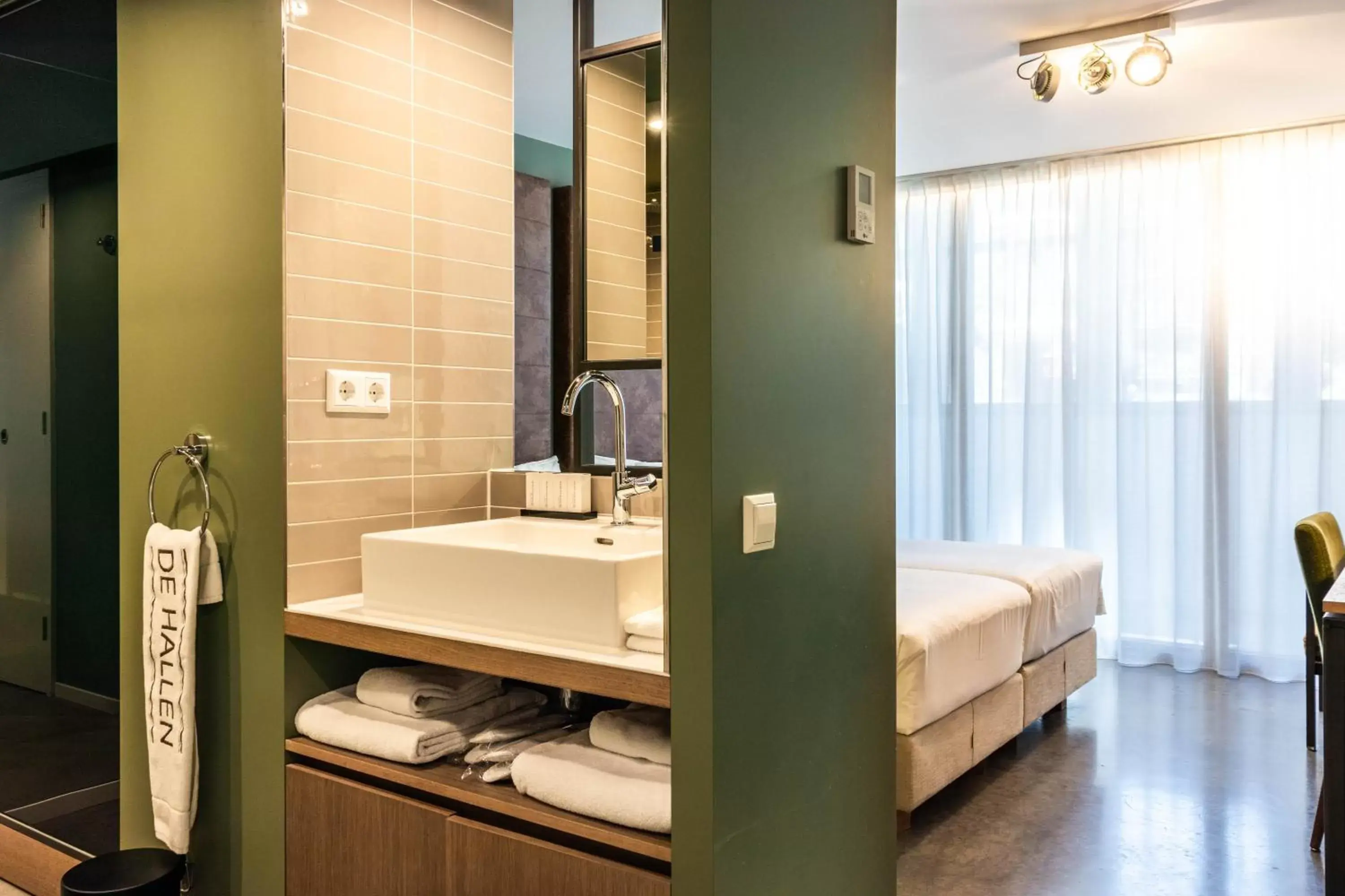 Bathroom in Hotel De Hallen