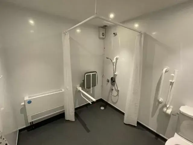 Bathroom, Fitness Center/Facilities in Loch Lomond Hotel