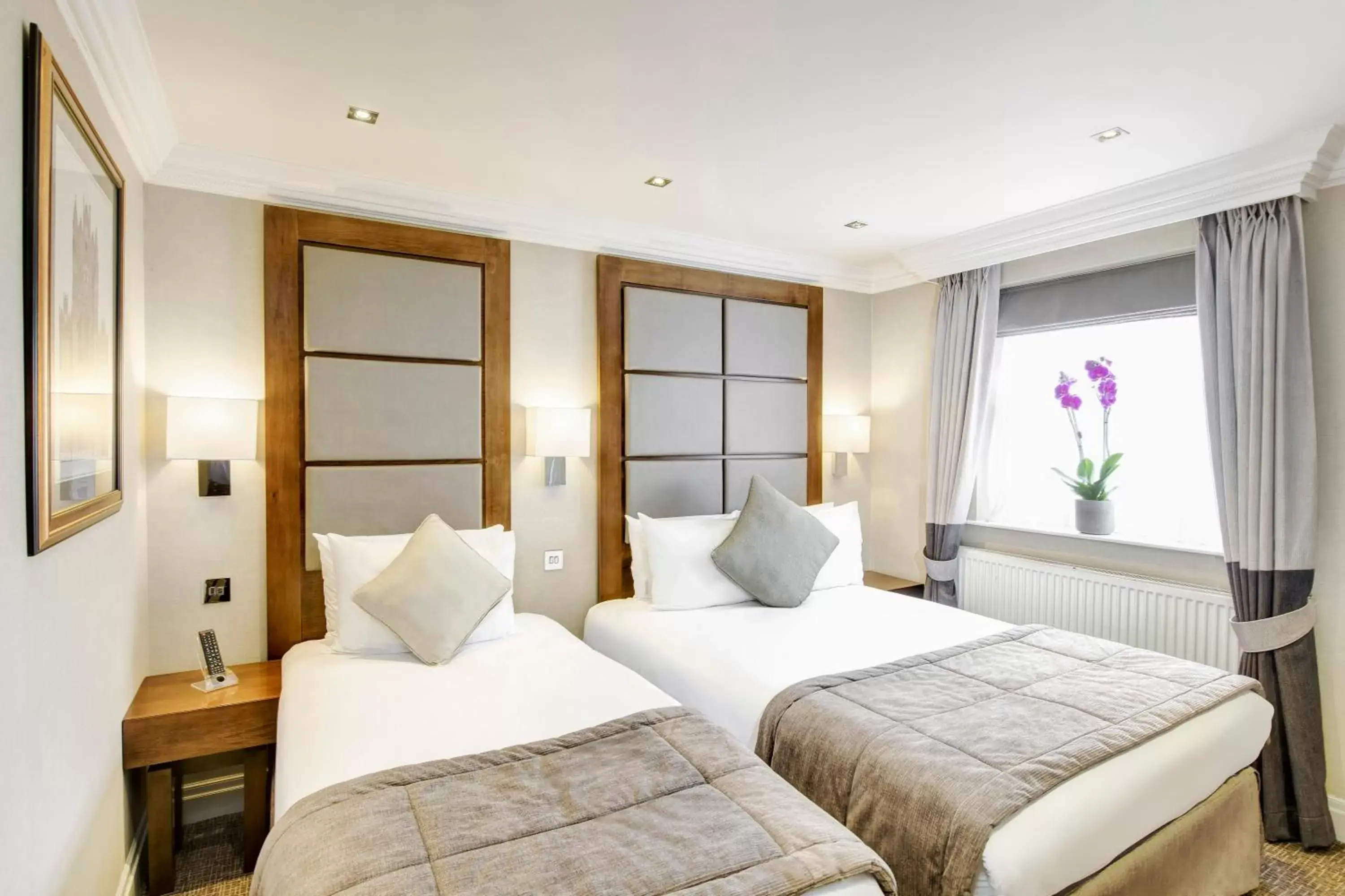 Bedroom, Bed in Langham Court Hotel
