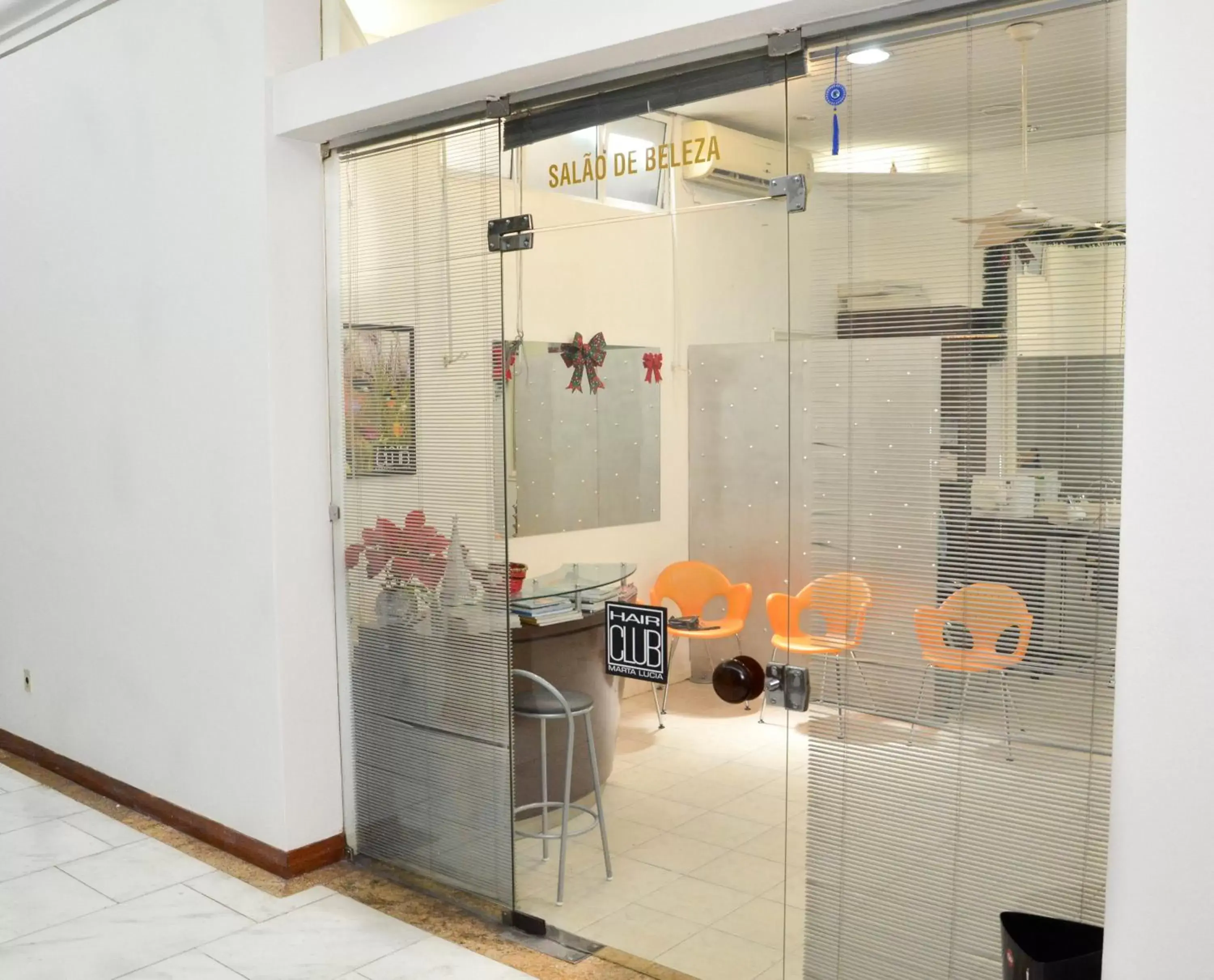 hair dryier, Bathroom in Embaixador Hotel e Centro de Eventos