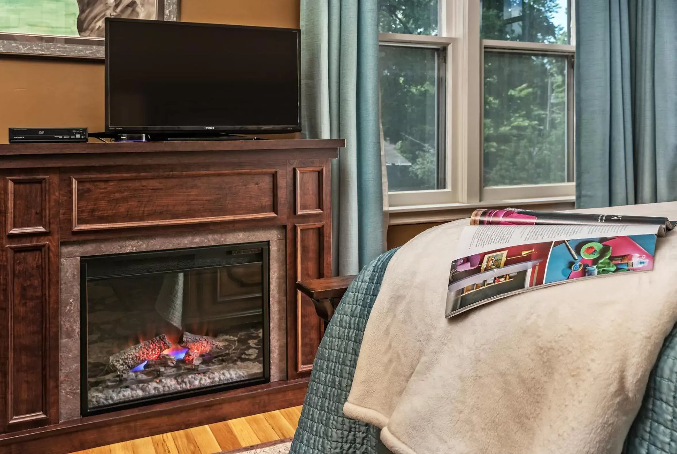 TV and multimedia, TV/Entertainment Center in Silver Heart Inn & Cottages