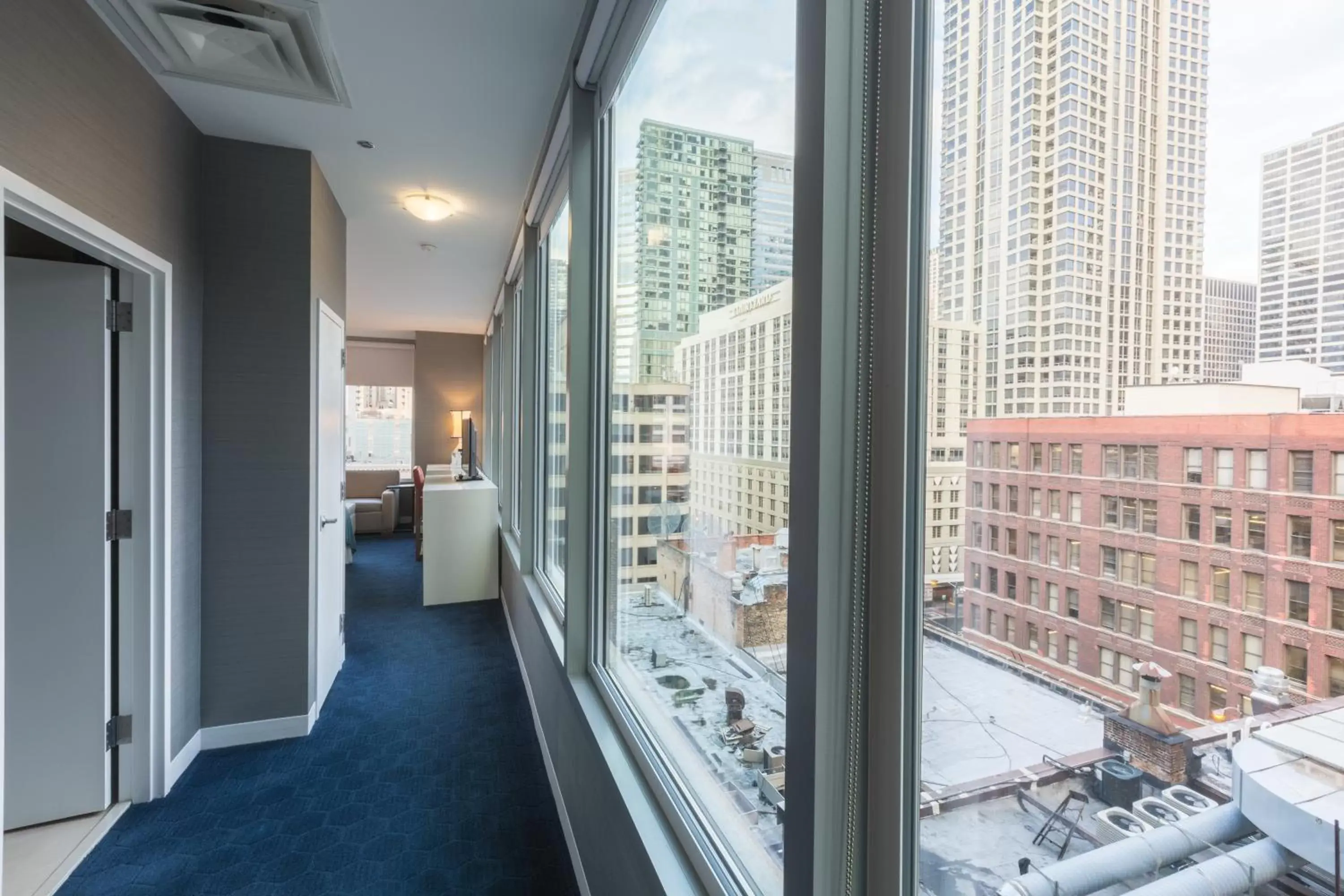 Area and facilities in Kinzie Hotel