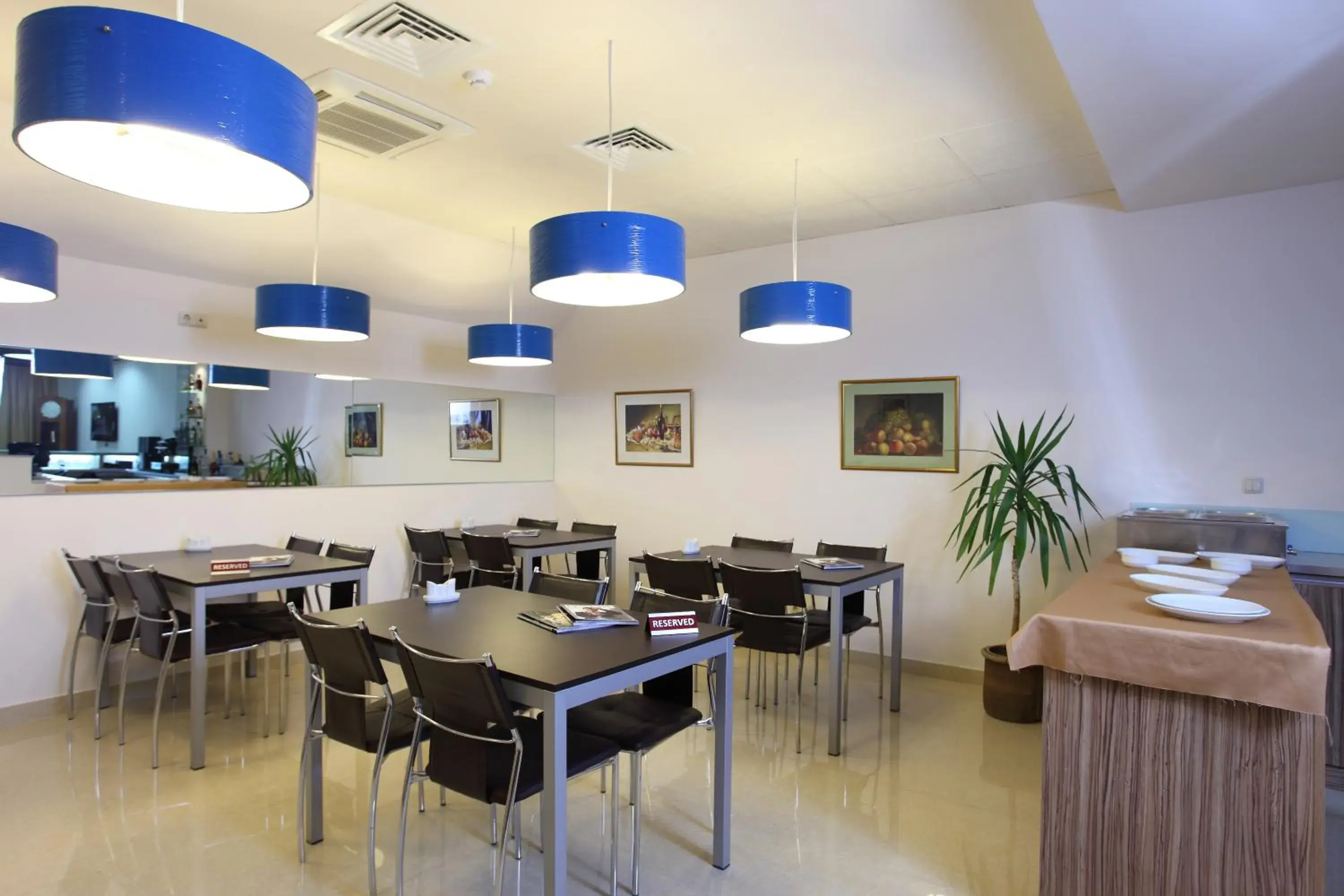 Restaurant/places to eat in Cascade Hotel Restaurant/places to eat in Cascade Hotel