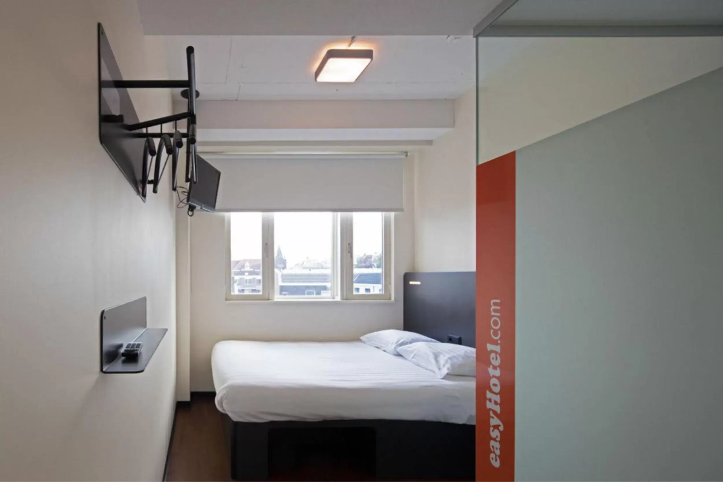 Bedroom, Bed in easyHotel The Hague City Centre