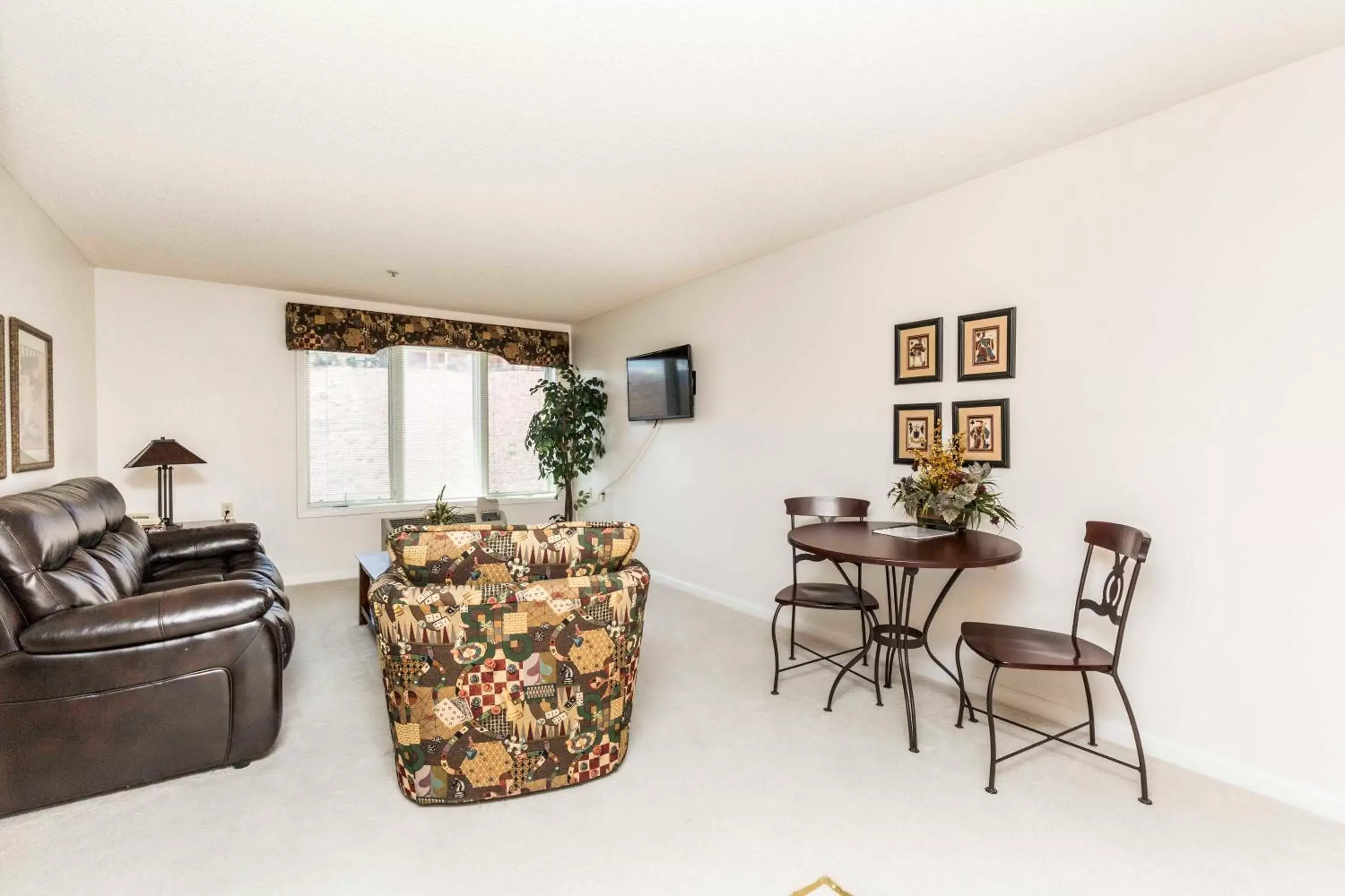 Living room, Seating Area in Mojave Edge