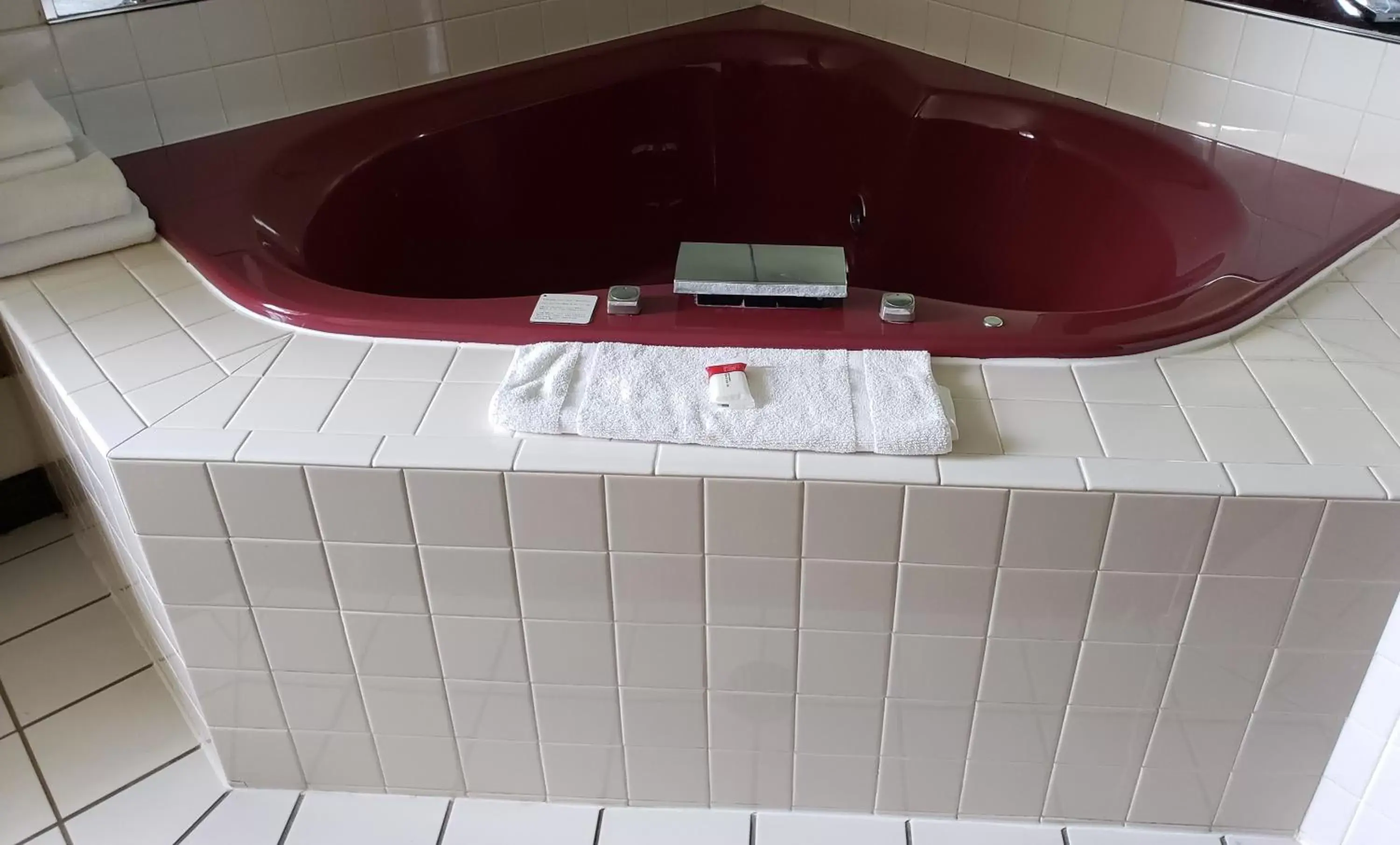 Hot Tub, Bathroom in Super 8 by Wyndham La Crosse