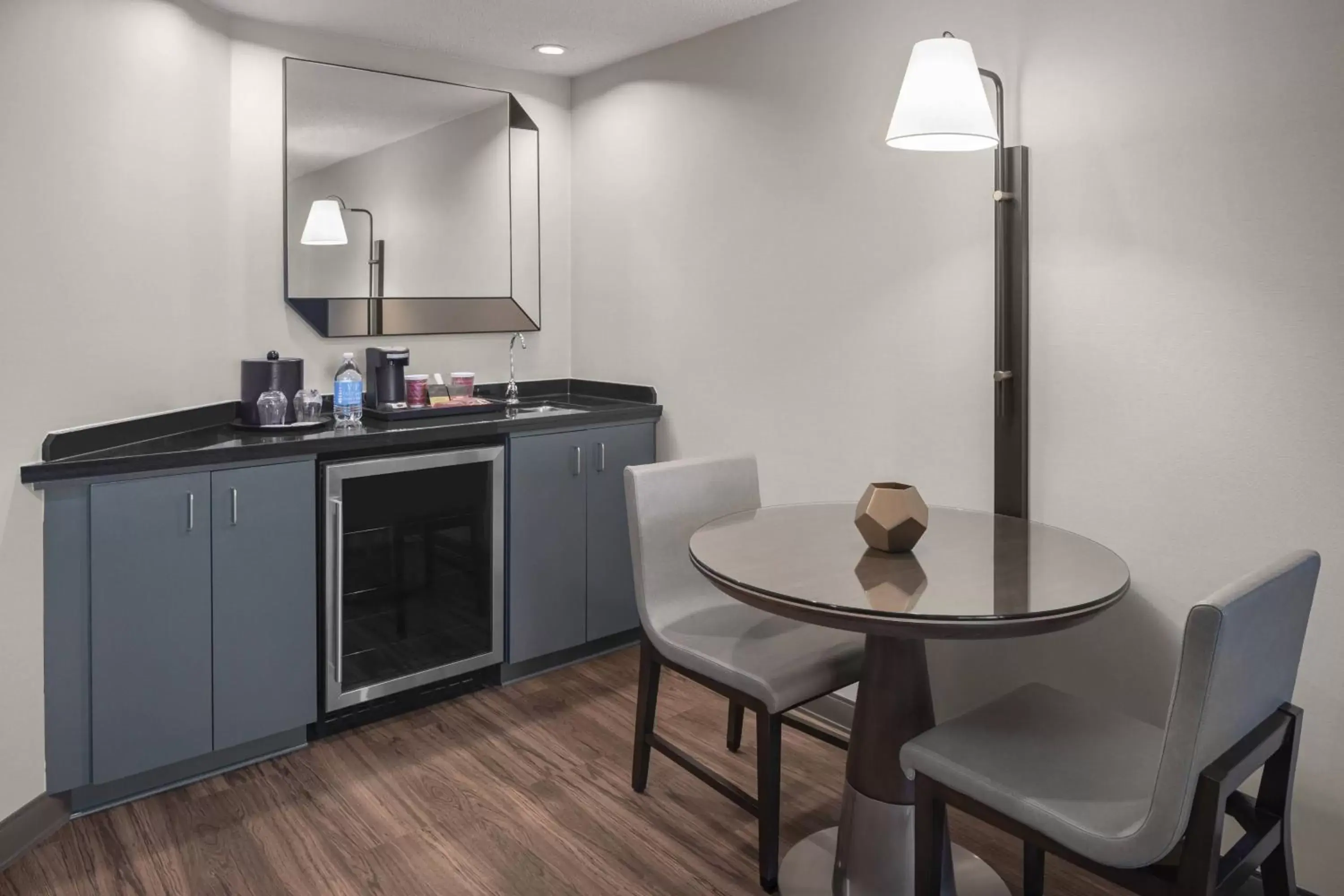 Photo of the whole room, Kitchen/Kitchenette in Minneapolis Marriott City Center