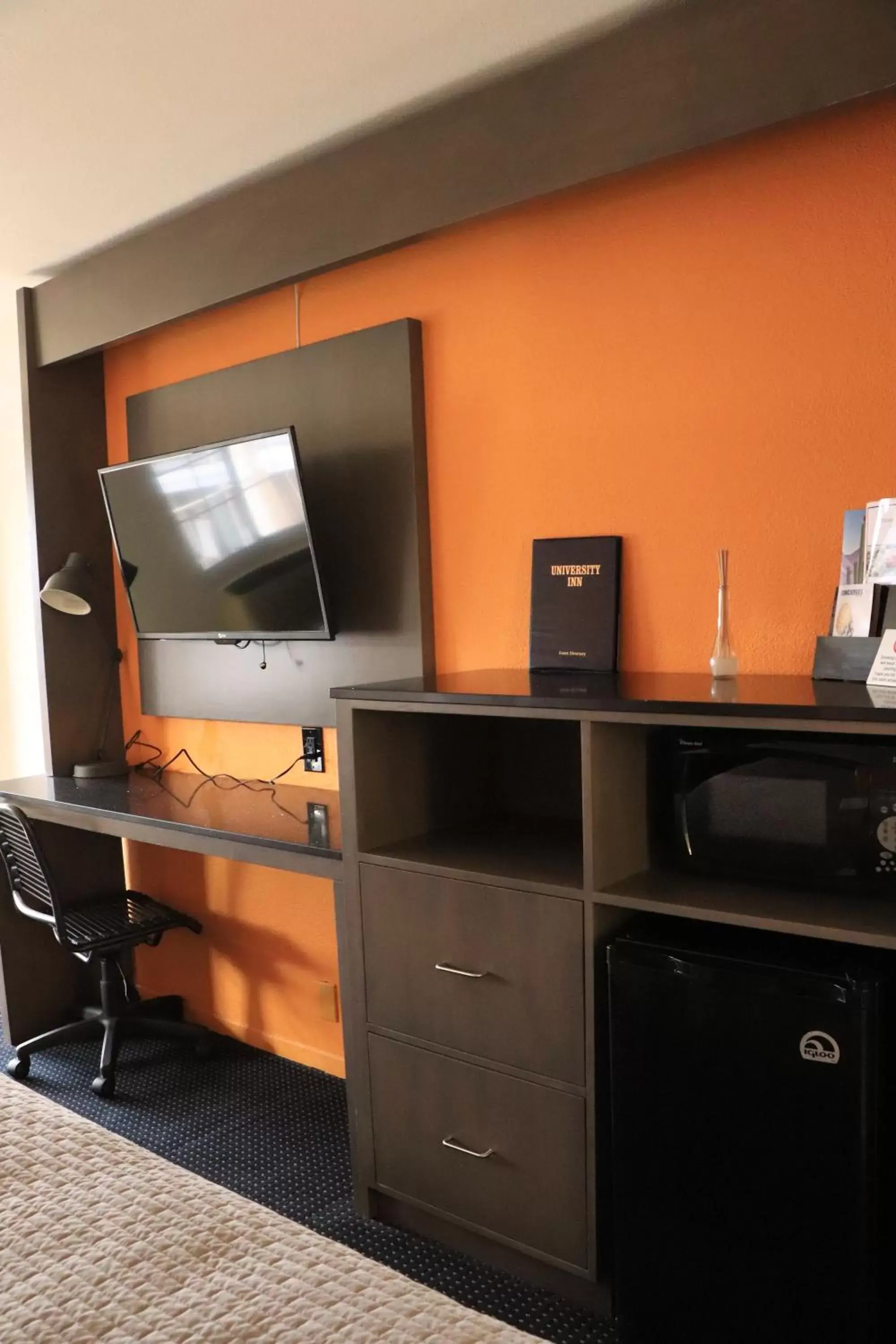 Bedroom, TV/Entertainment Center in University Inn