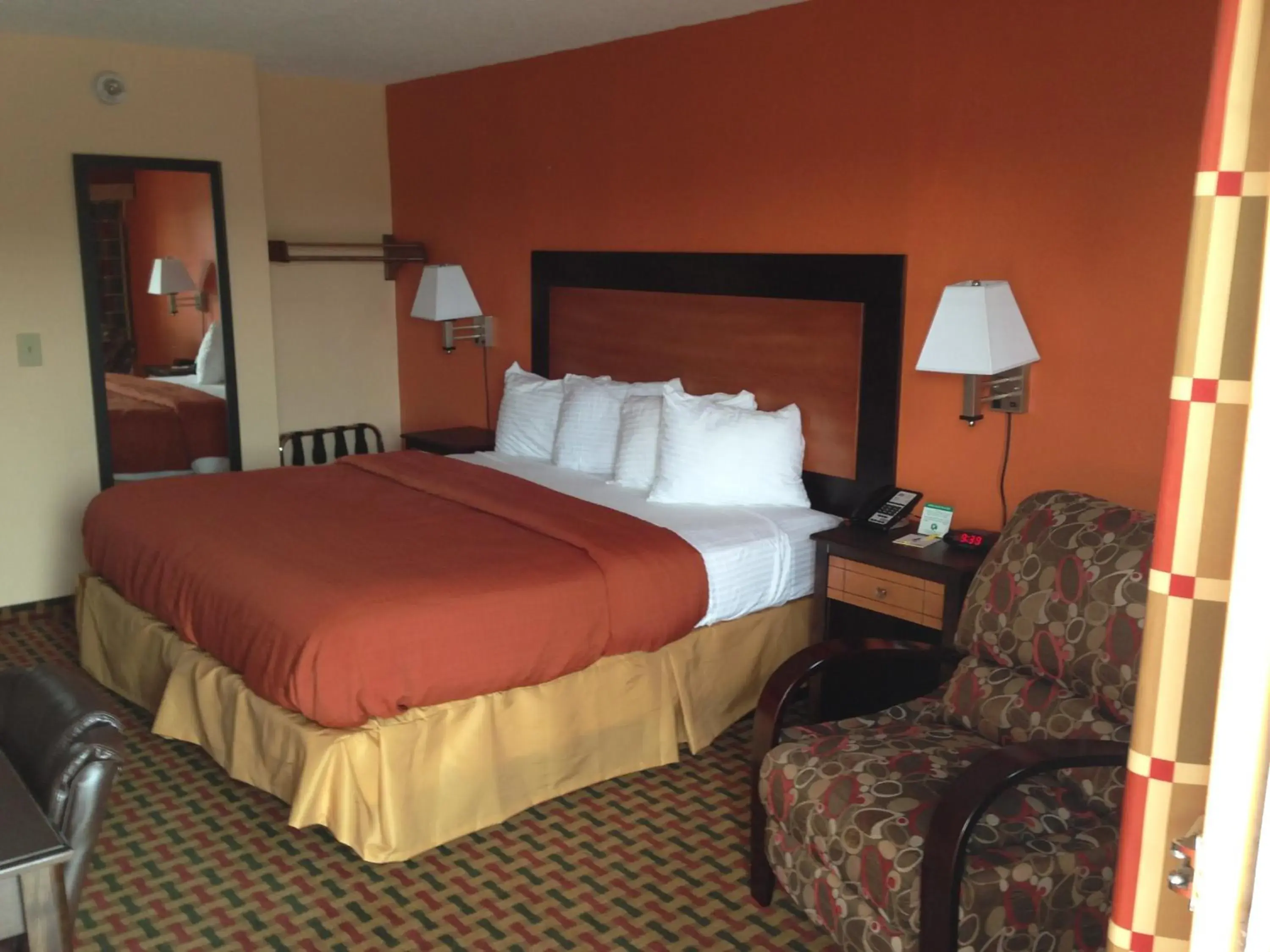 Queen Room with Two Queen Beds - Smoking in Days Inn by Wyndham Independence