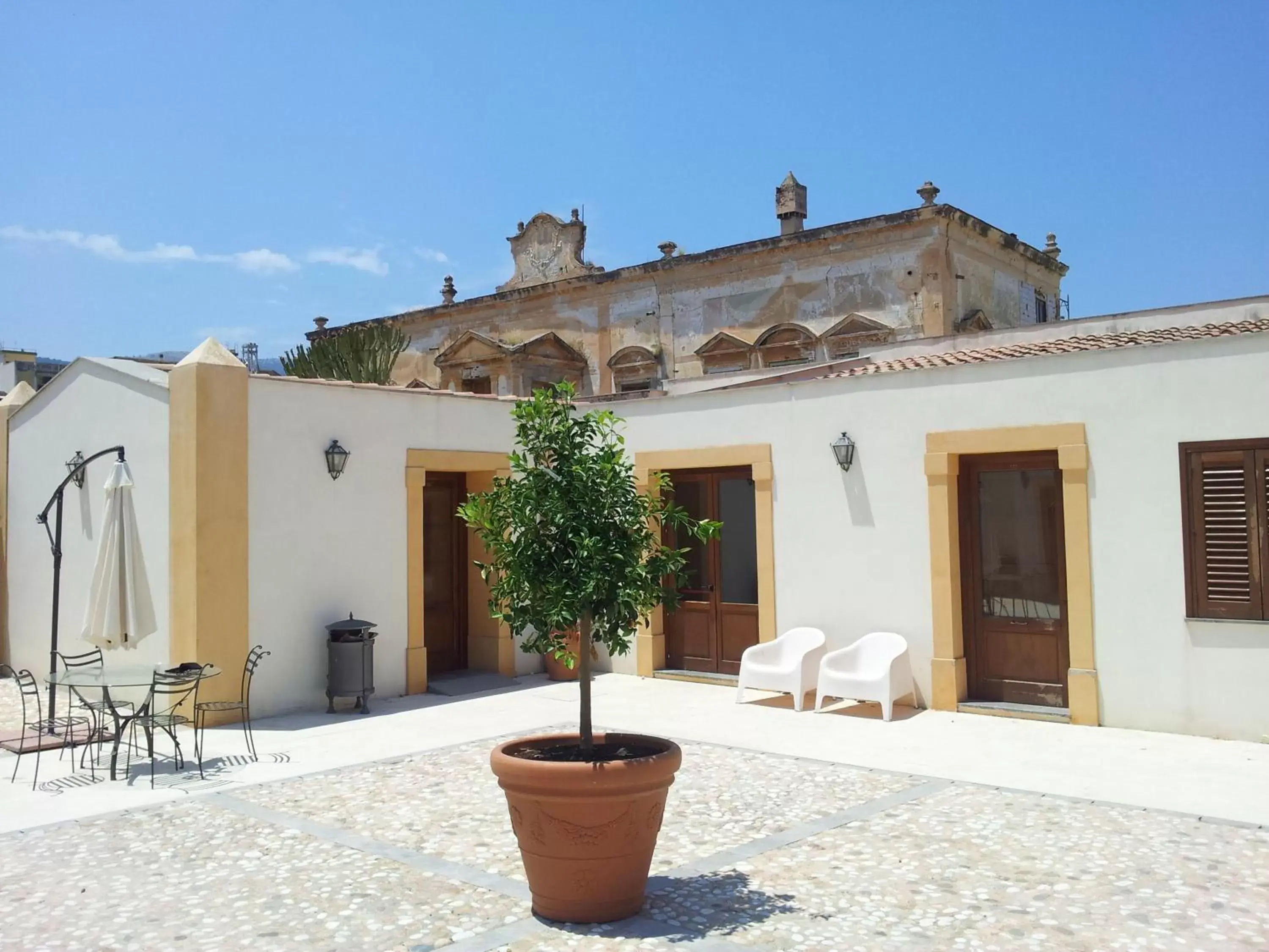 Patio, Property Building in Hotel Villa Lampedusa