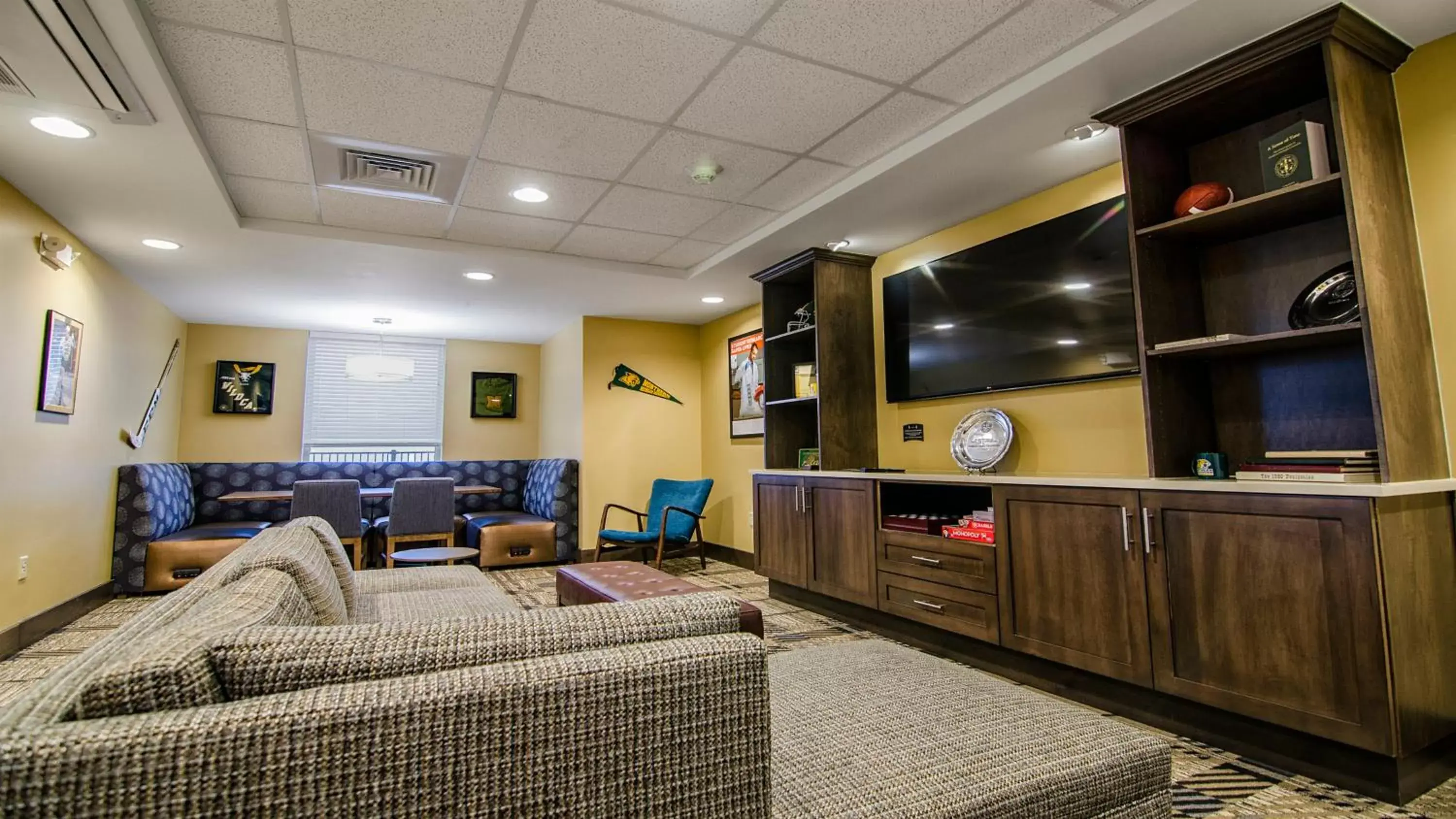 Property building, Lobby/Reception in Staybridge Suites Marquette, an IHG Hotel