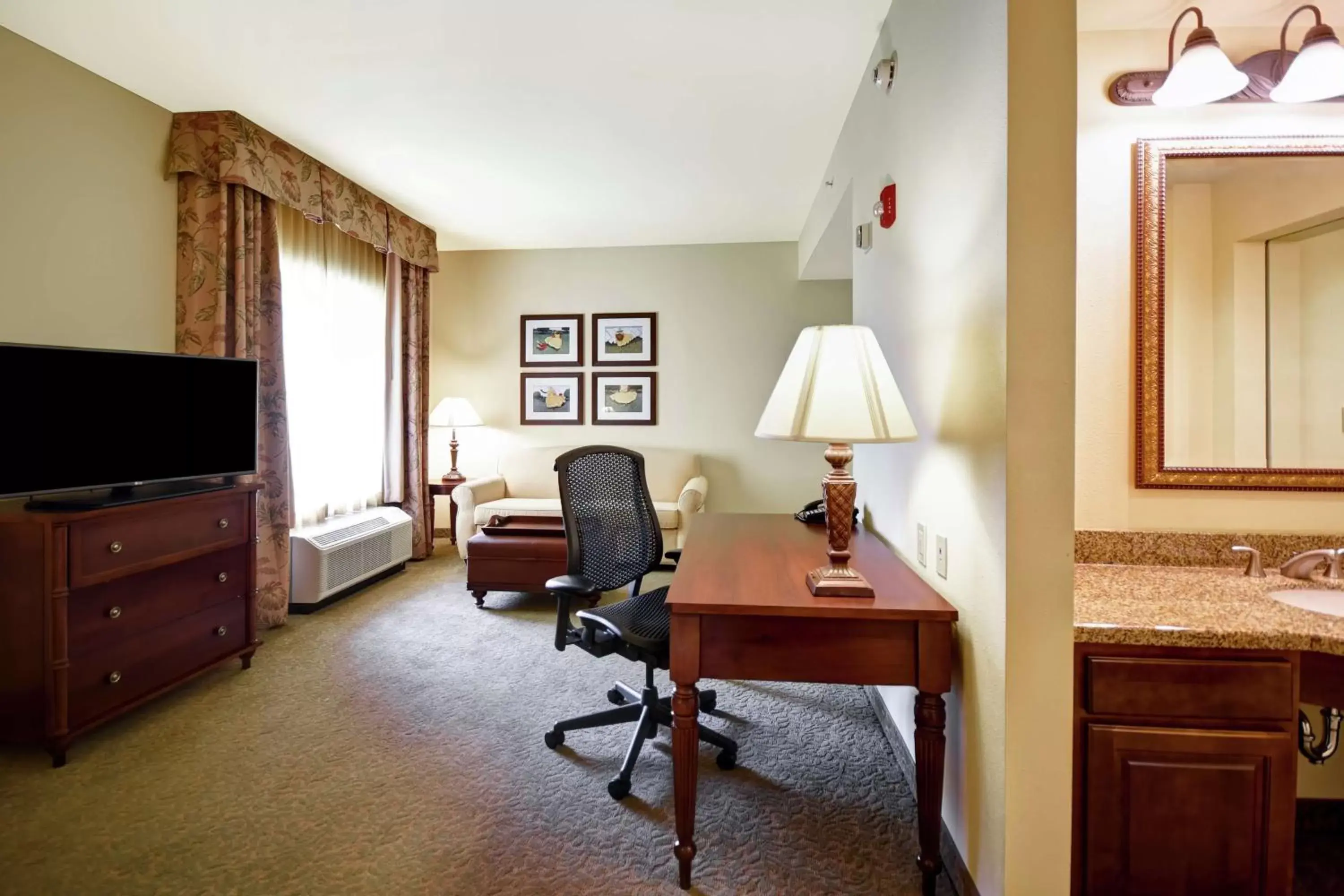 Bedroom, TV/Entertainment Center in Homewood Suites by Hilton Charleston Airport/Convention Center