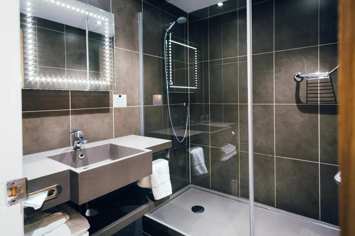 Shower, Bathroom in Novotel Coventry