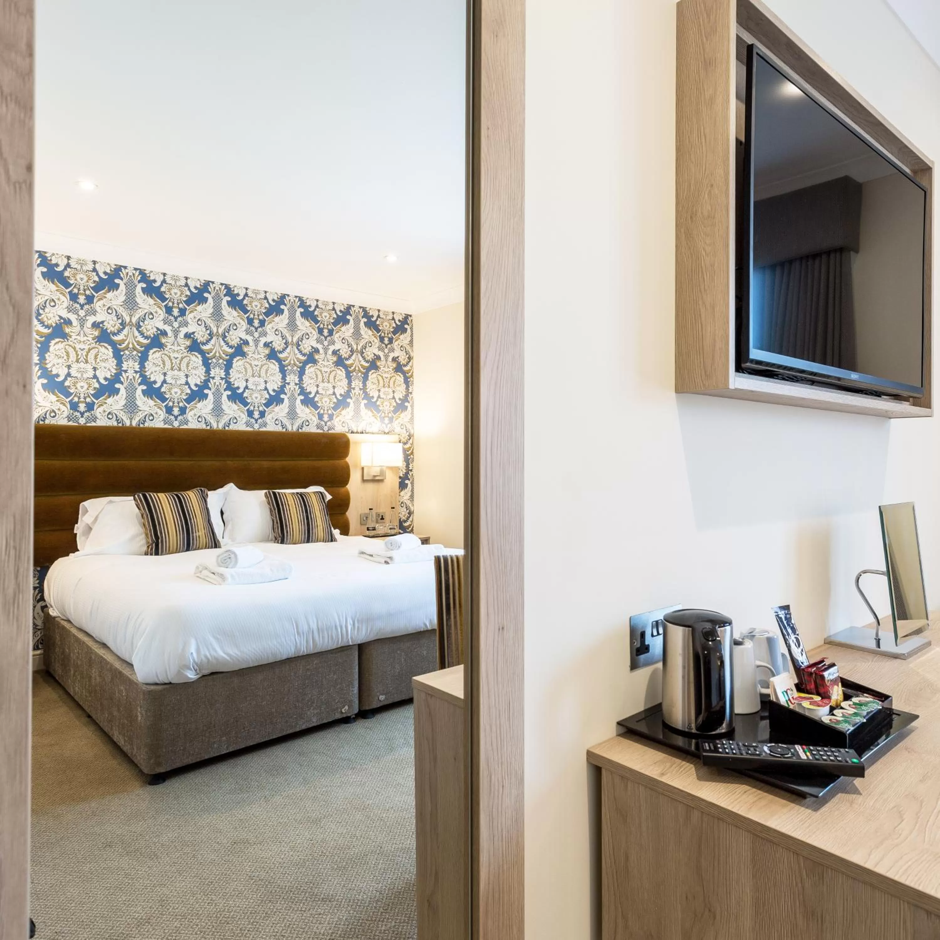 Coffee/tea facilities, Bed in The Nottinghamshire Hotel & Golf Club