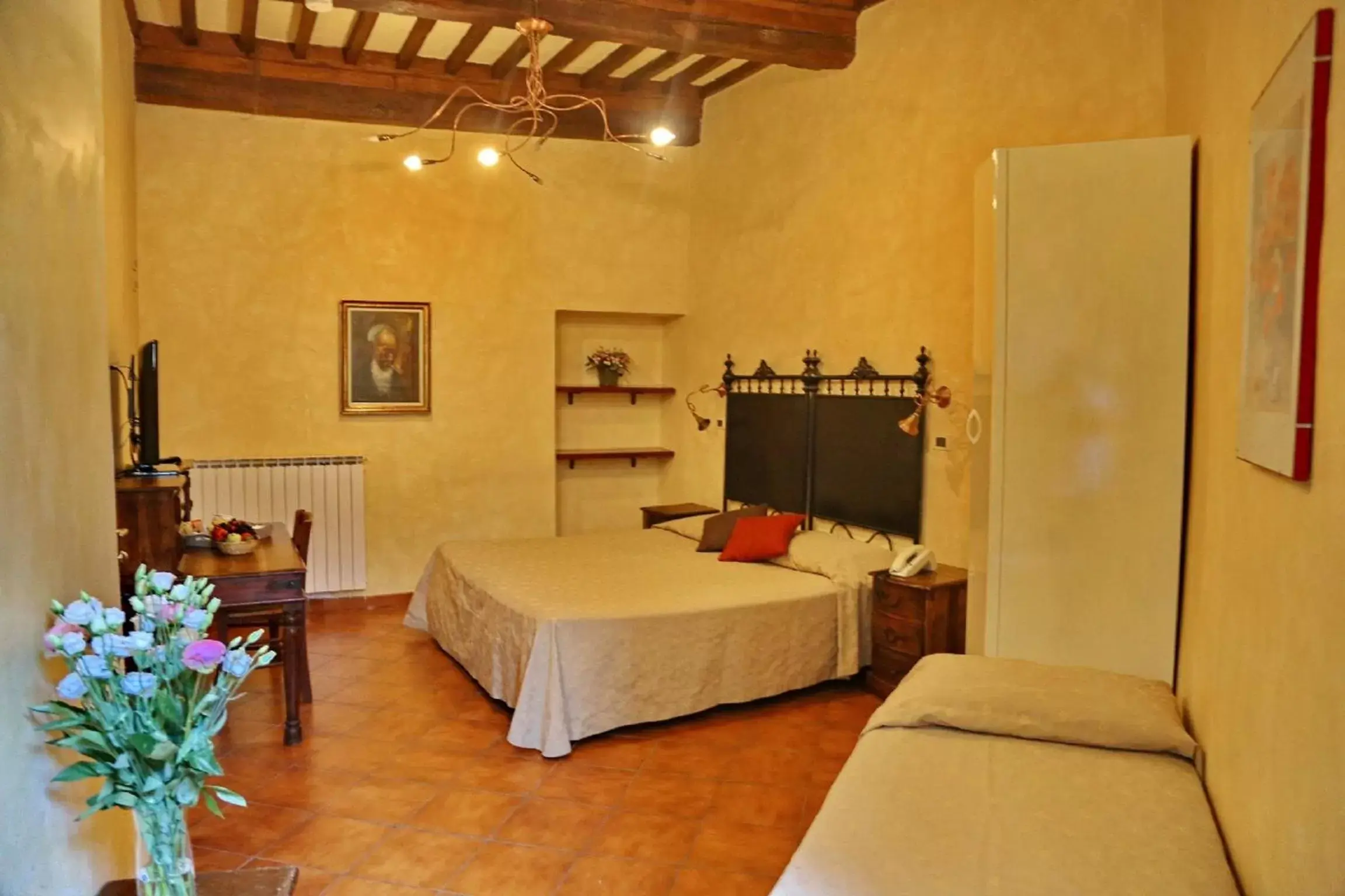 Photo of the whole room, Bed in Hotel Italia Cortona