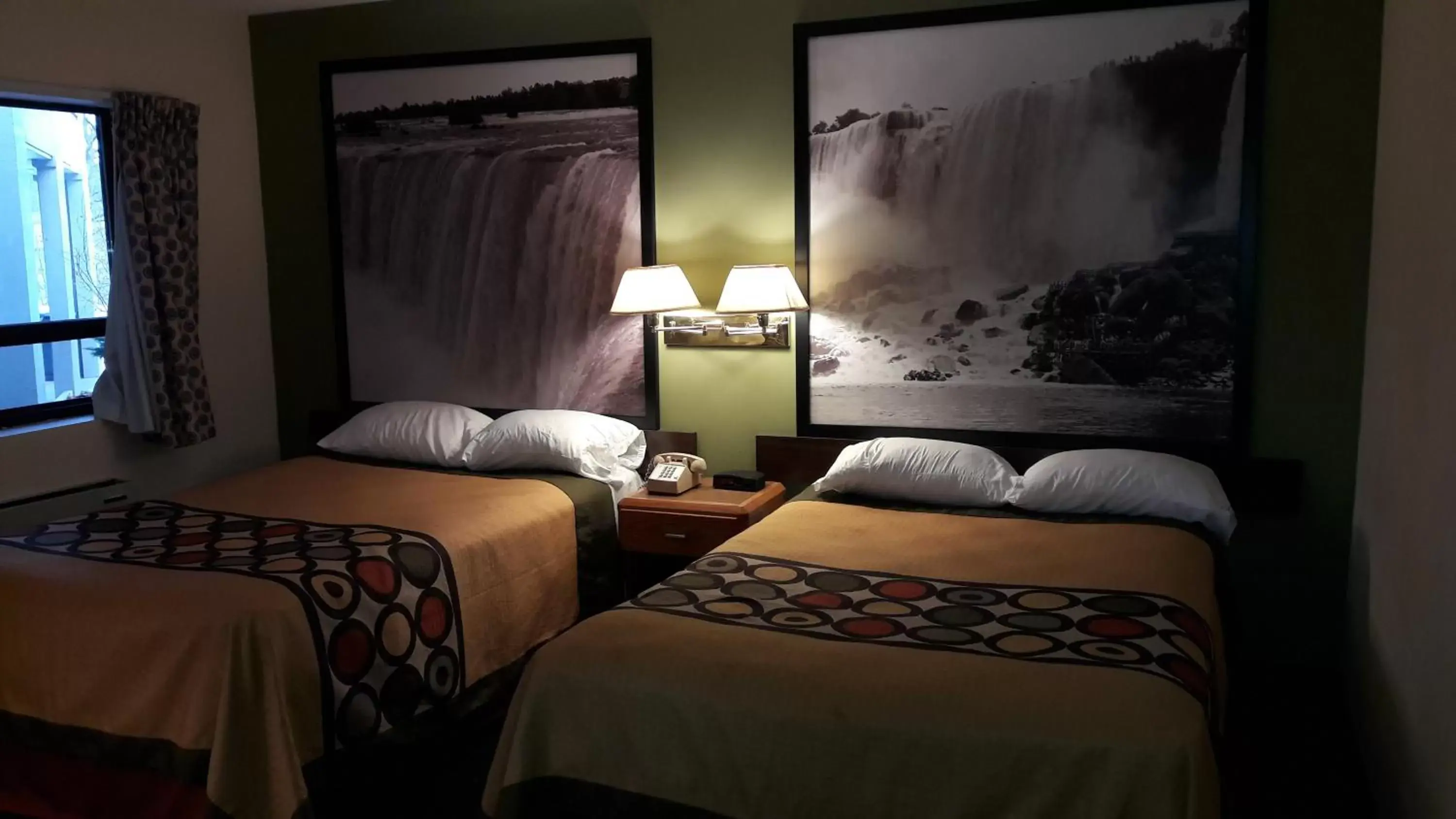 Bed in Super 8 by Wyndham Niagara Falls North