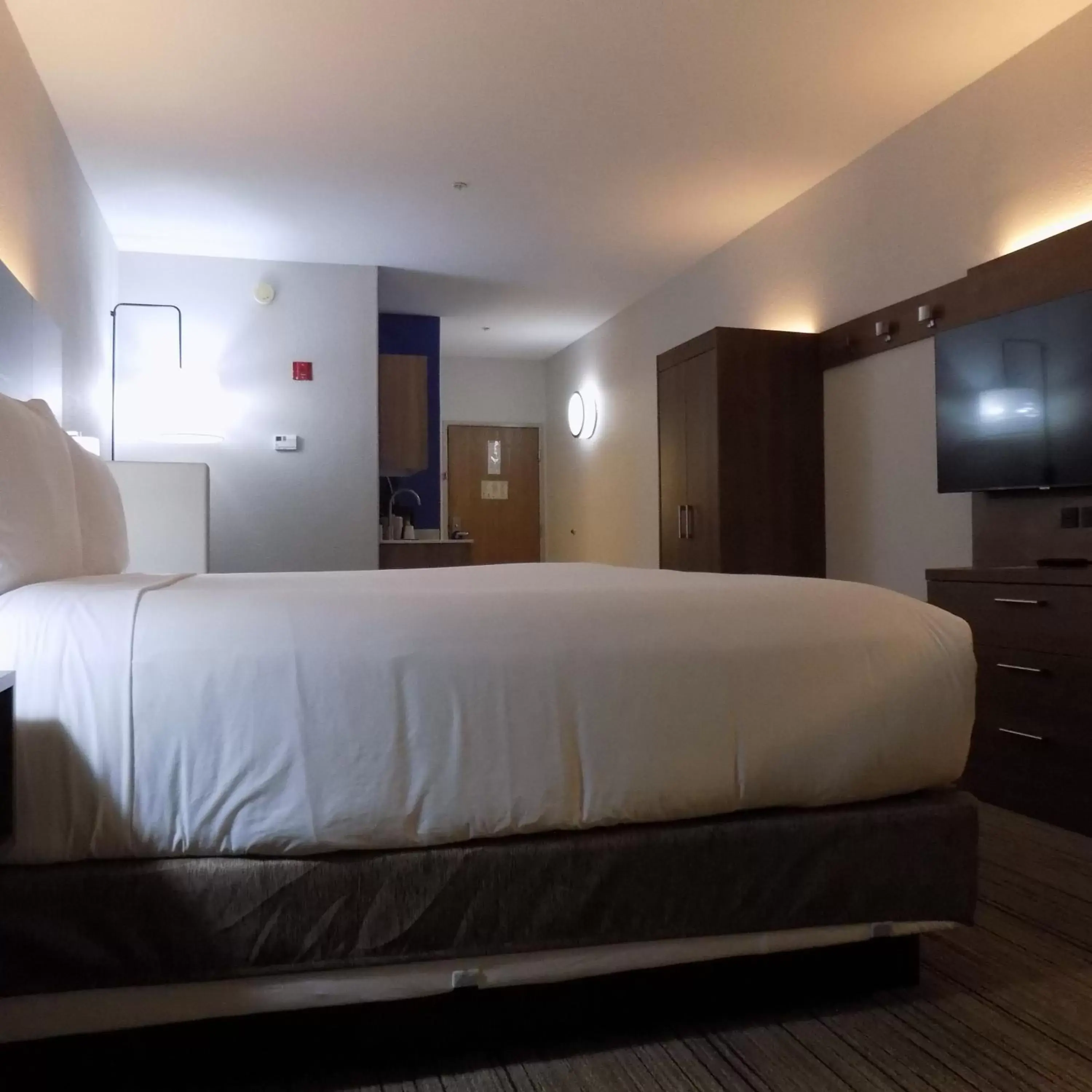 Bedroom, Bed in Holiday Inn Express Hotel & Suites Mission-McAllen Area, an IHG Hotel