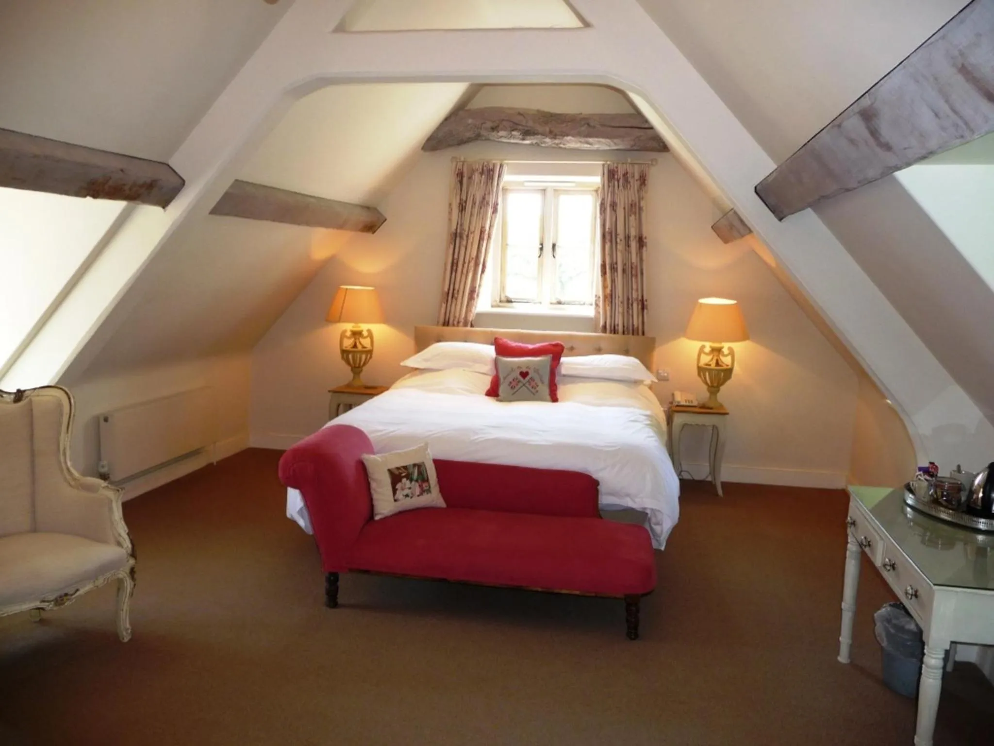 Bedroom, Bed in The Swan Inn Swinbrook