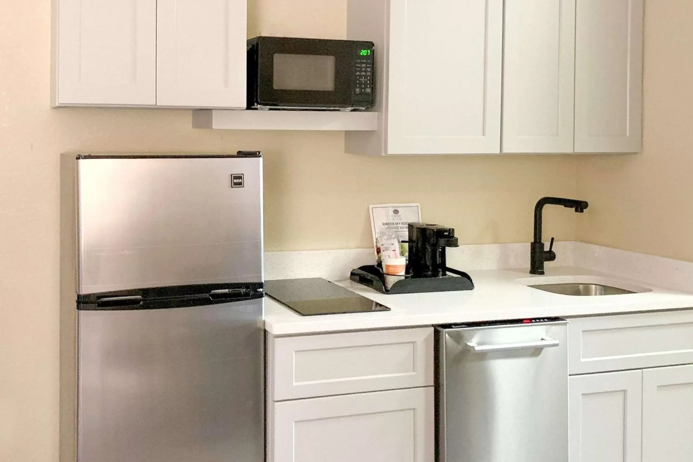 Bedroom, Kitchen/Kitchenette in Comfort Suites Columbia Gateway