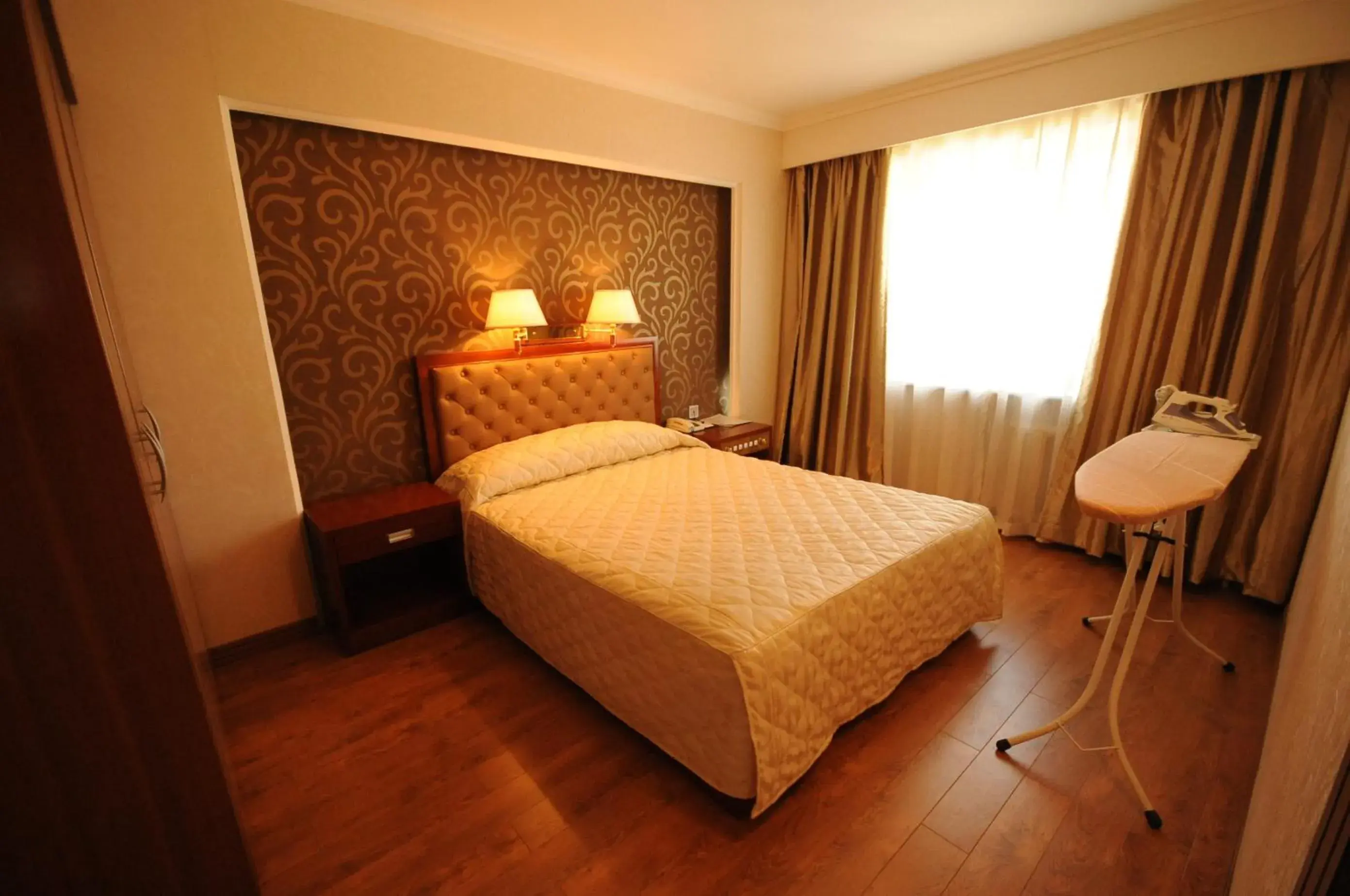 Bedroom, Bed in Flower Hotel
