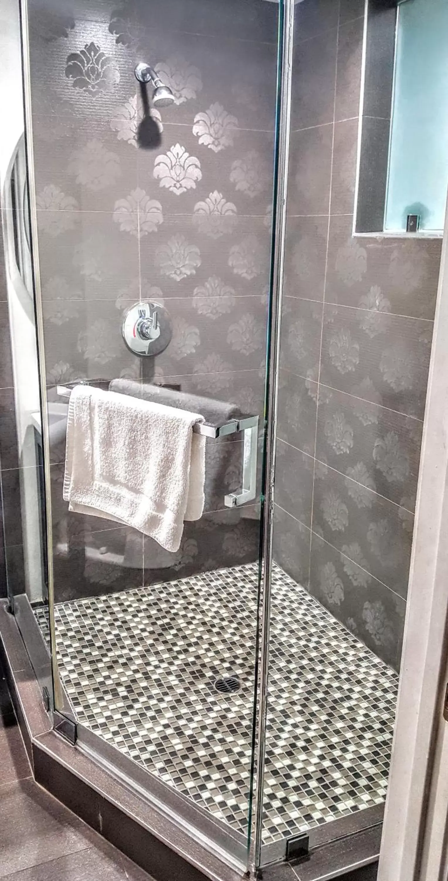 Shower, Bathroom in Gardena Terrace Inn