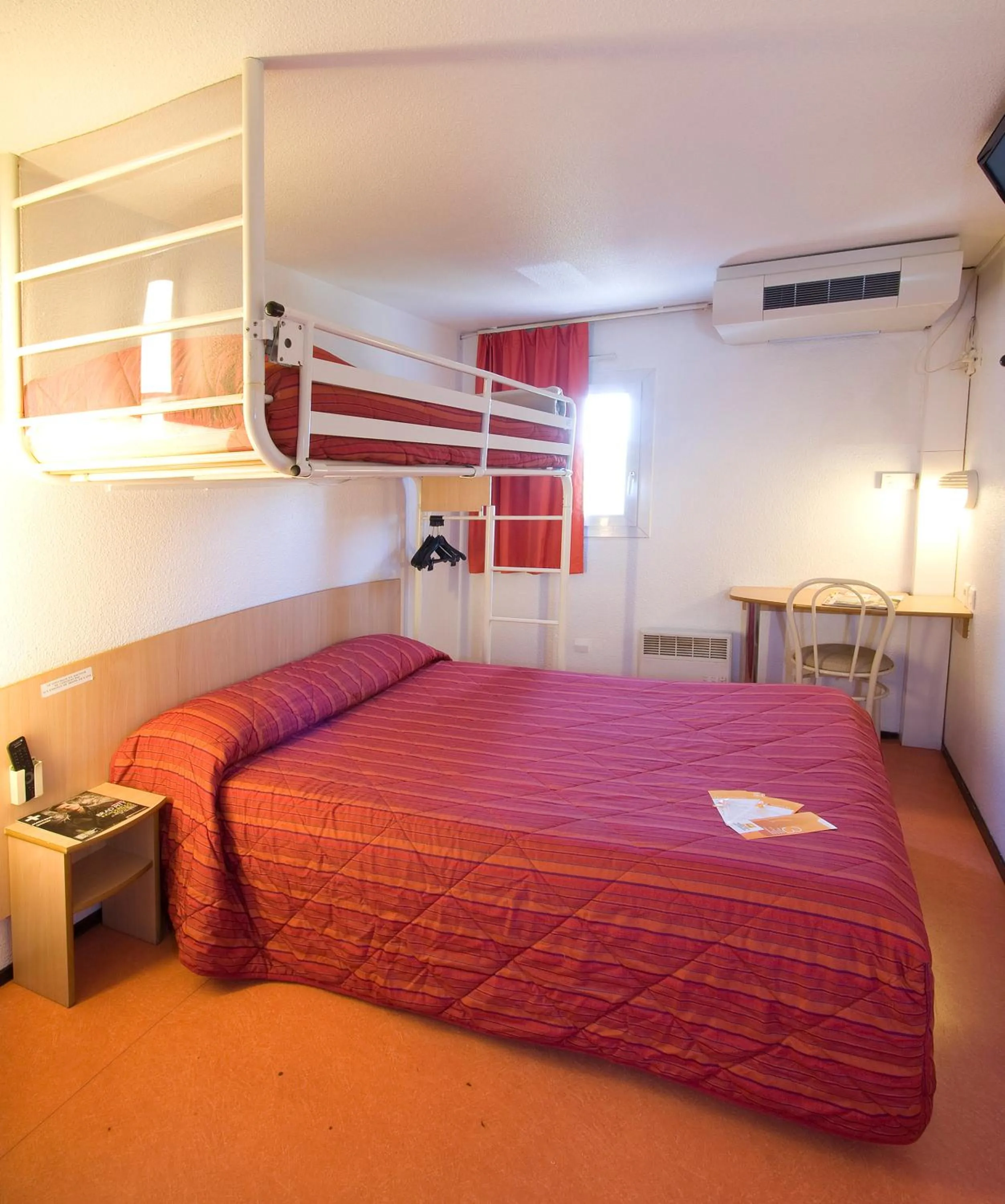 Photo of the whole room, Bed in Premiere Classe Le Blanc Mesnil