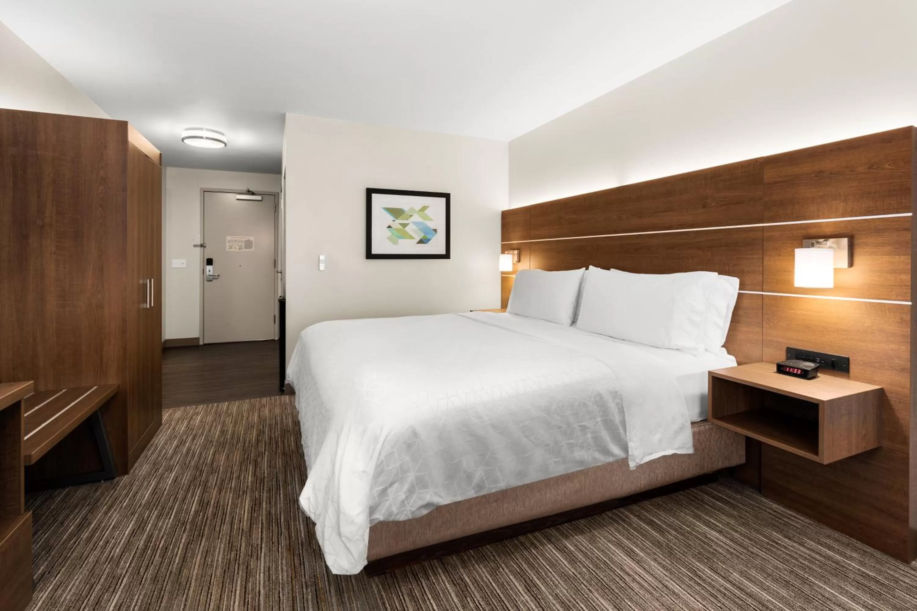 Photo of the whole room, Bed in Holiday Inn Express and Suites Sumner by IHG