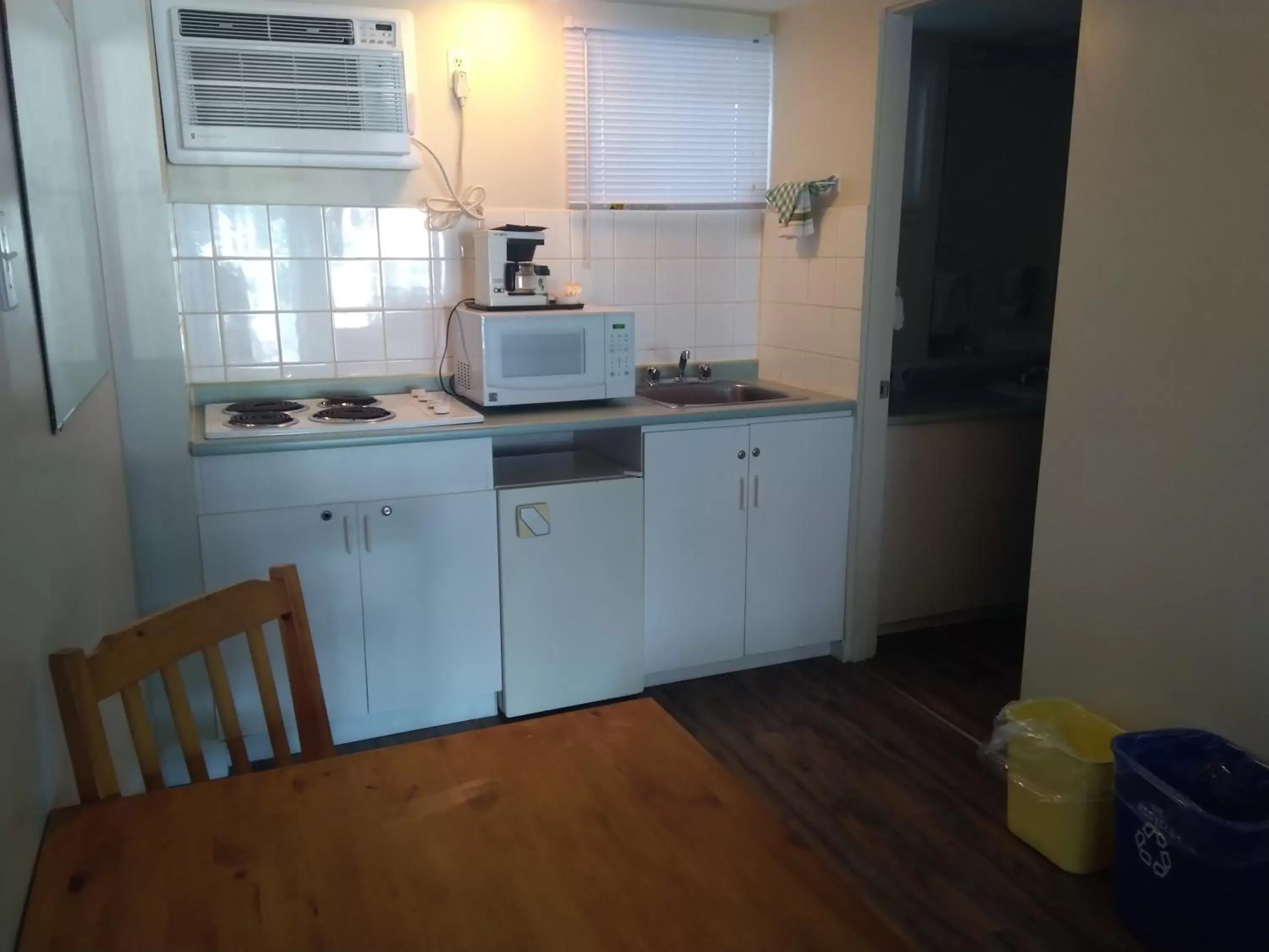 Kitchen/Kitchenette in Fireweed Motel