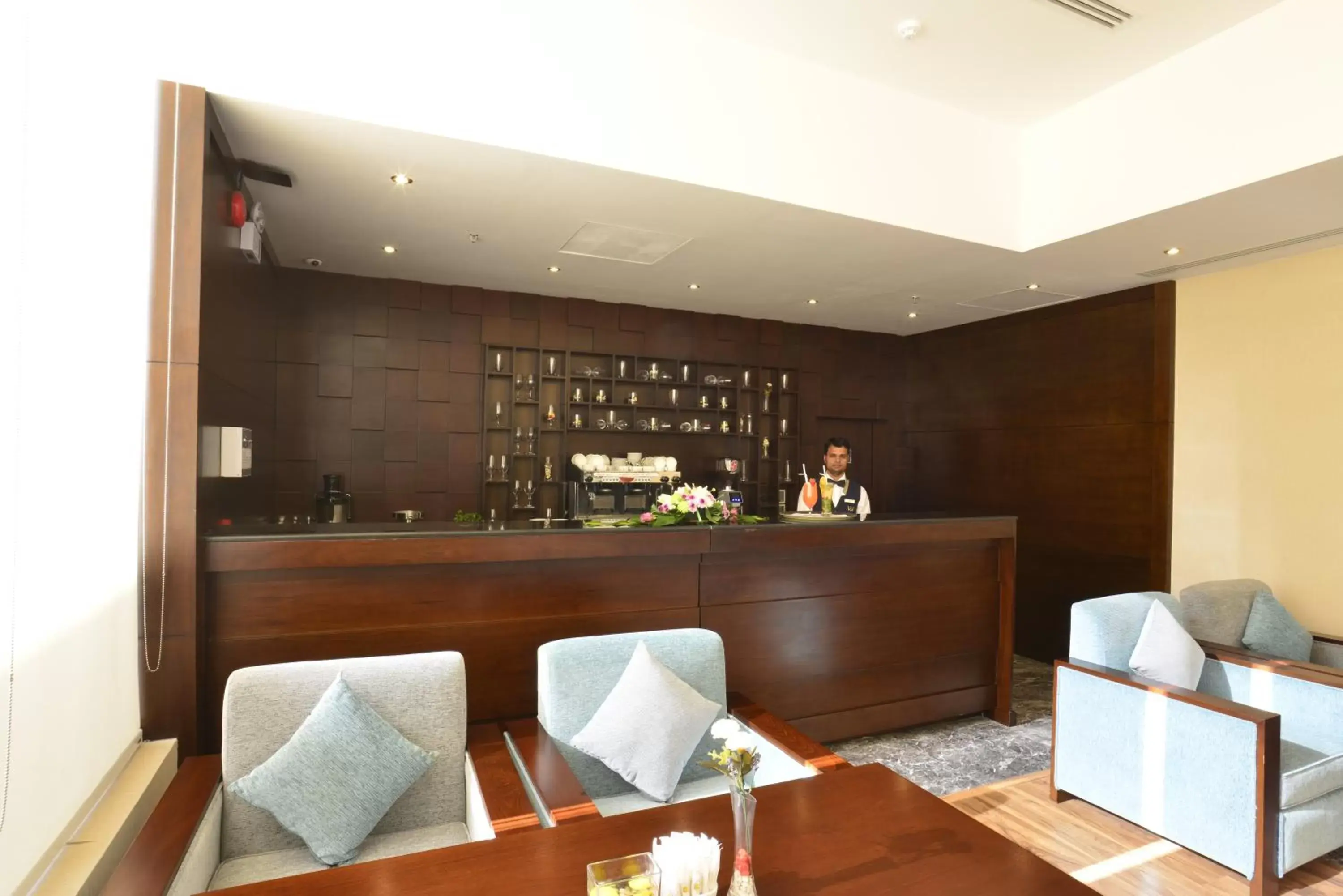 Lounge or bar in Naviti Warwick Dammam