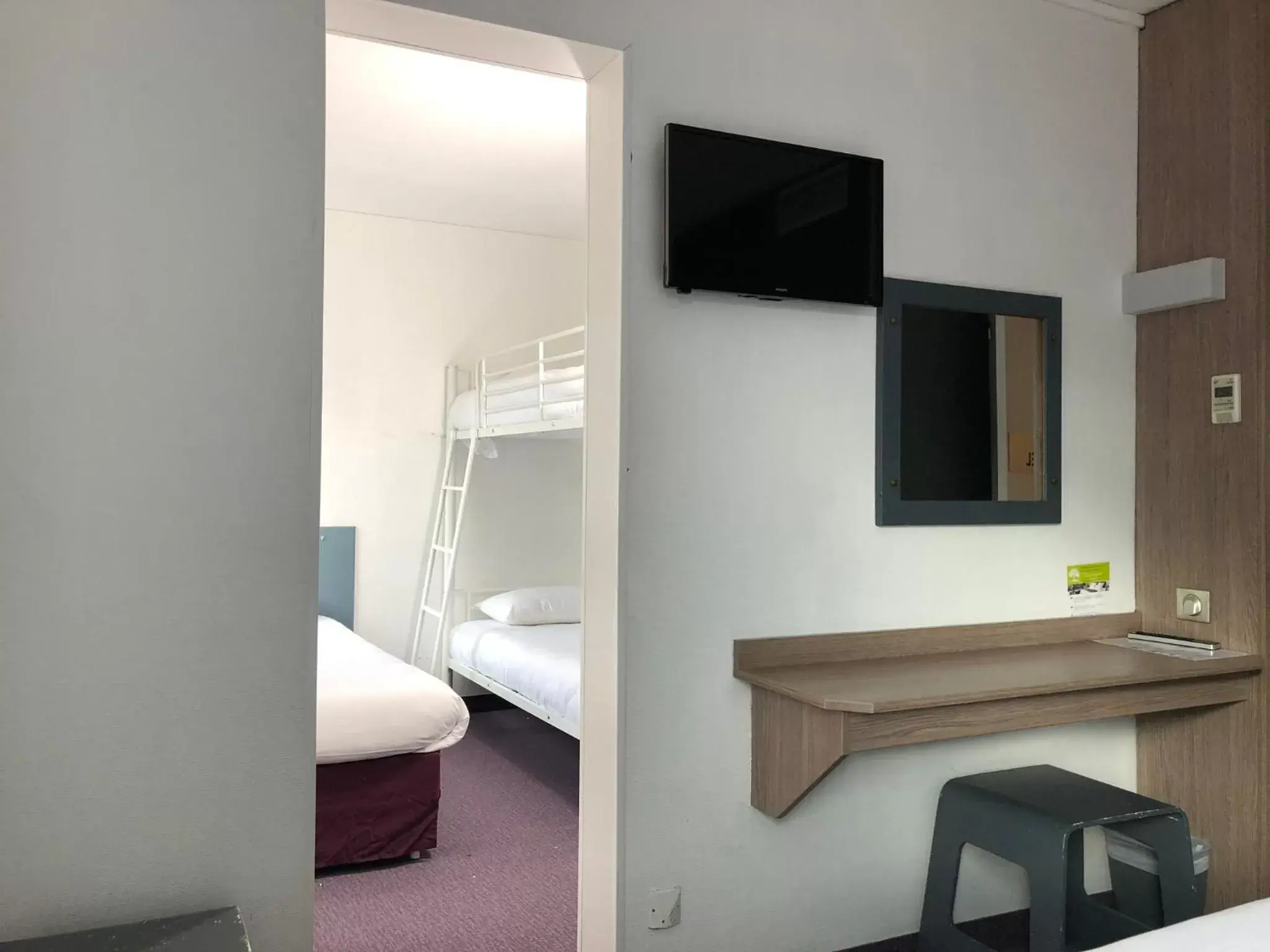 bunk bed, TV/Entertainment Center in HALT HOTEL - Choisissez l'Hôtellerie Indépendante