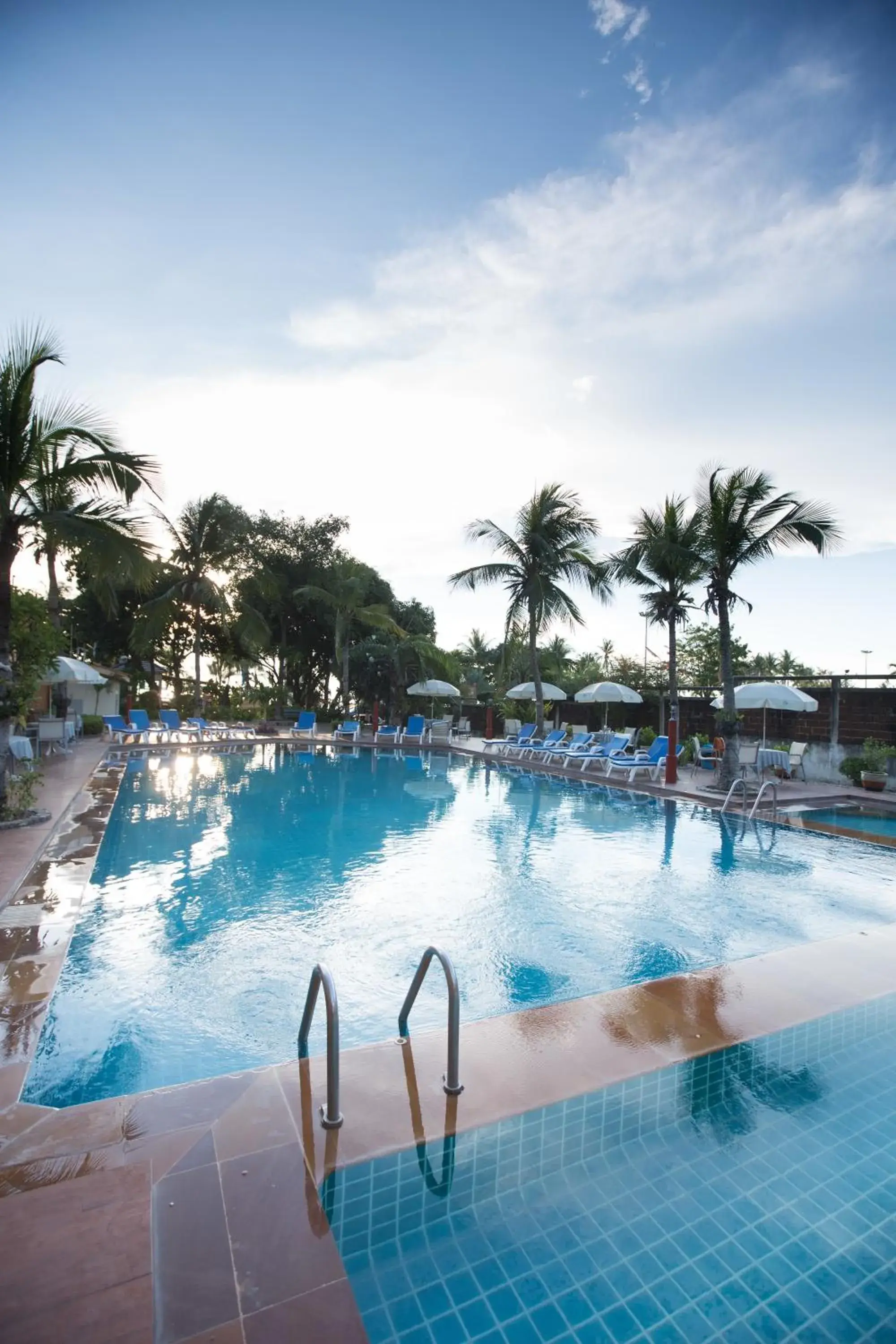Swimming Pool in Twin Palms Resort Pattaya