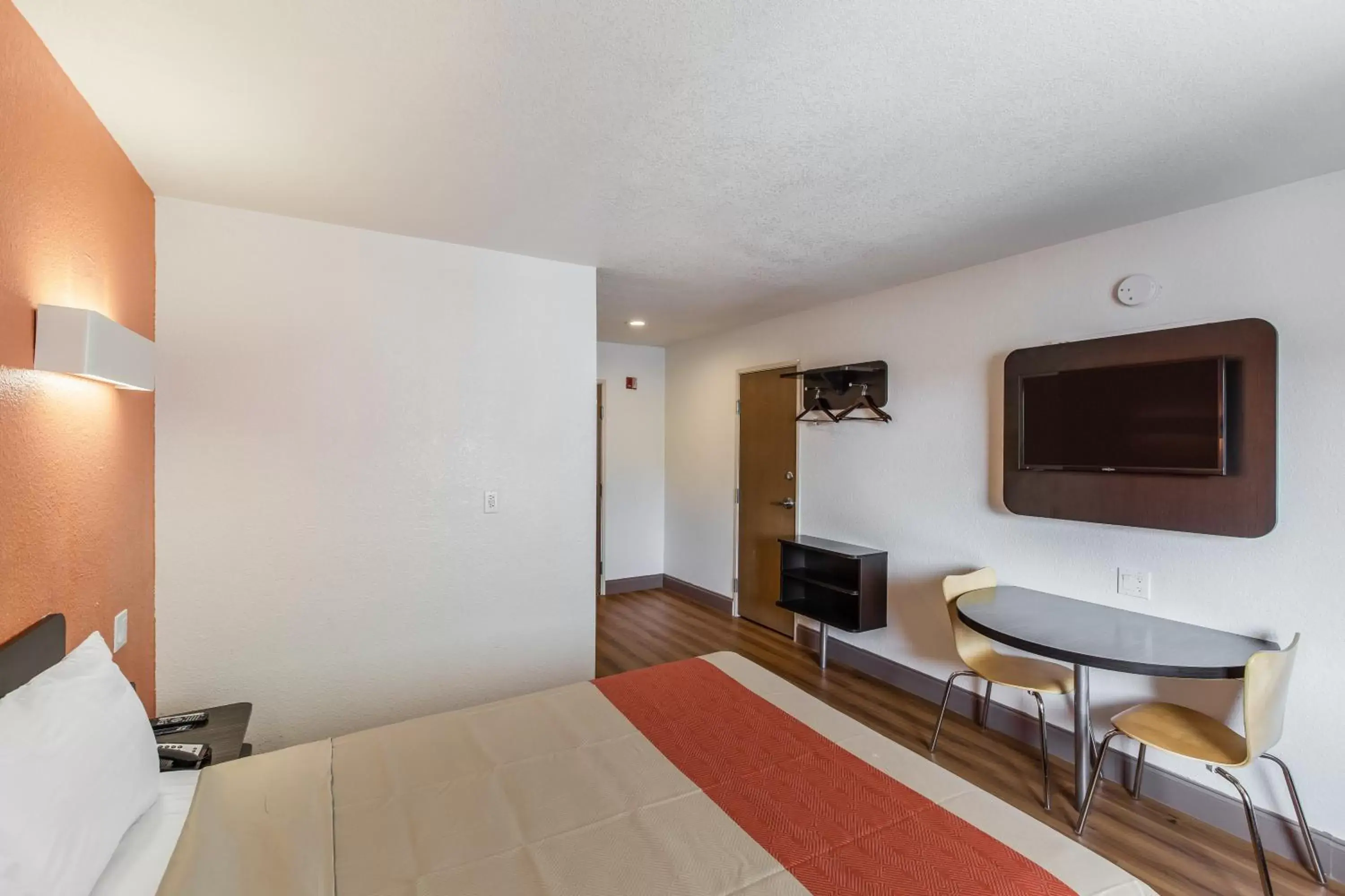 Bedroom, TV/Entertainment Center in Motel 6-Dallas, TX - South