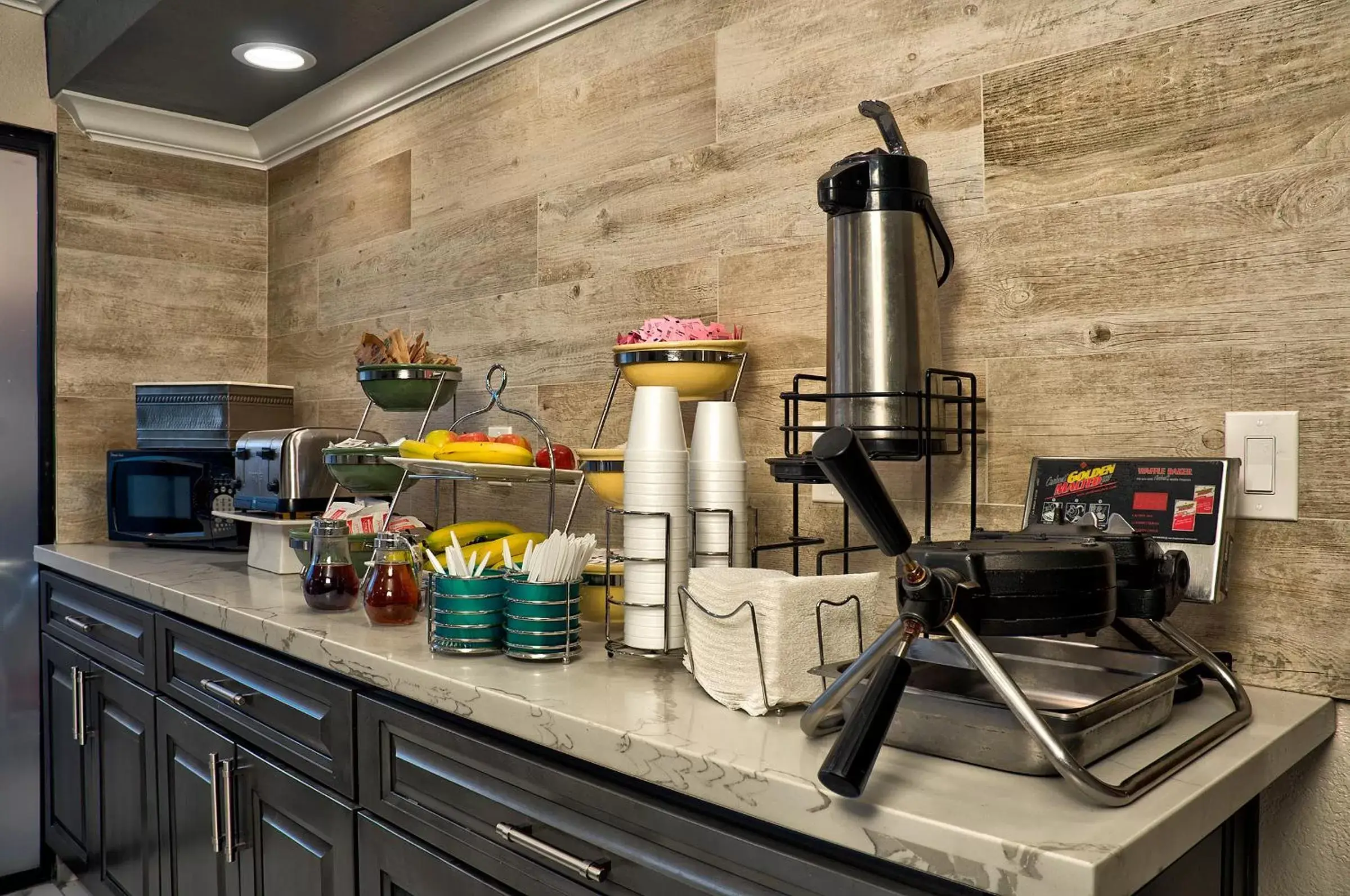 Breakfast, Kitchen/Kitchenette in Quality Inn & Suites South San Jose - Morgan Hill