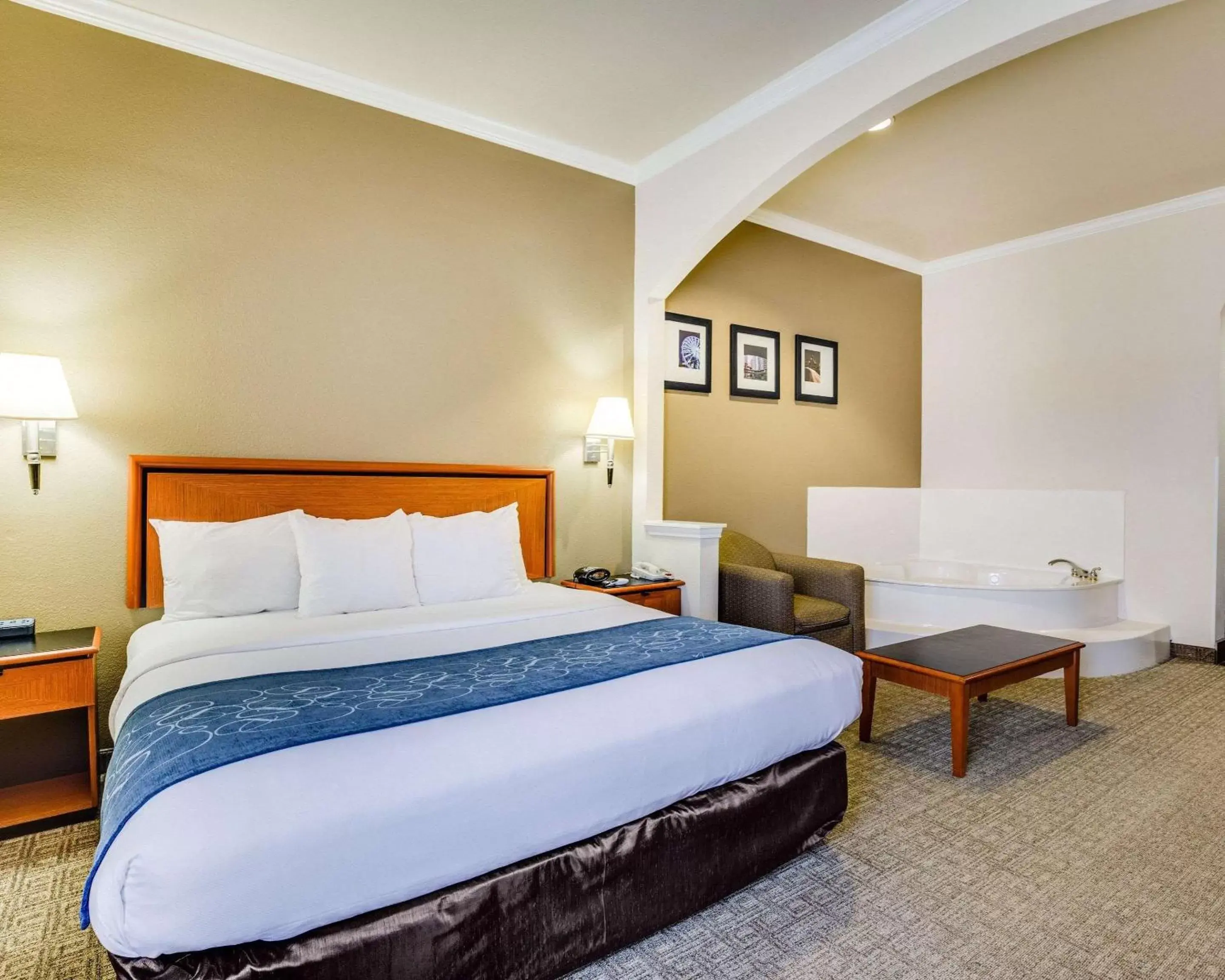 Photo of the whole room, Bed in Comfort Suites Deer Park Pasadena