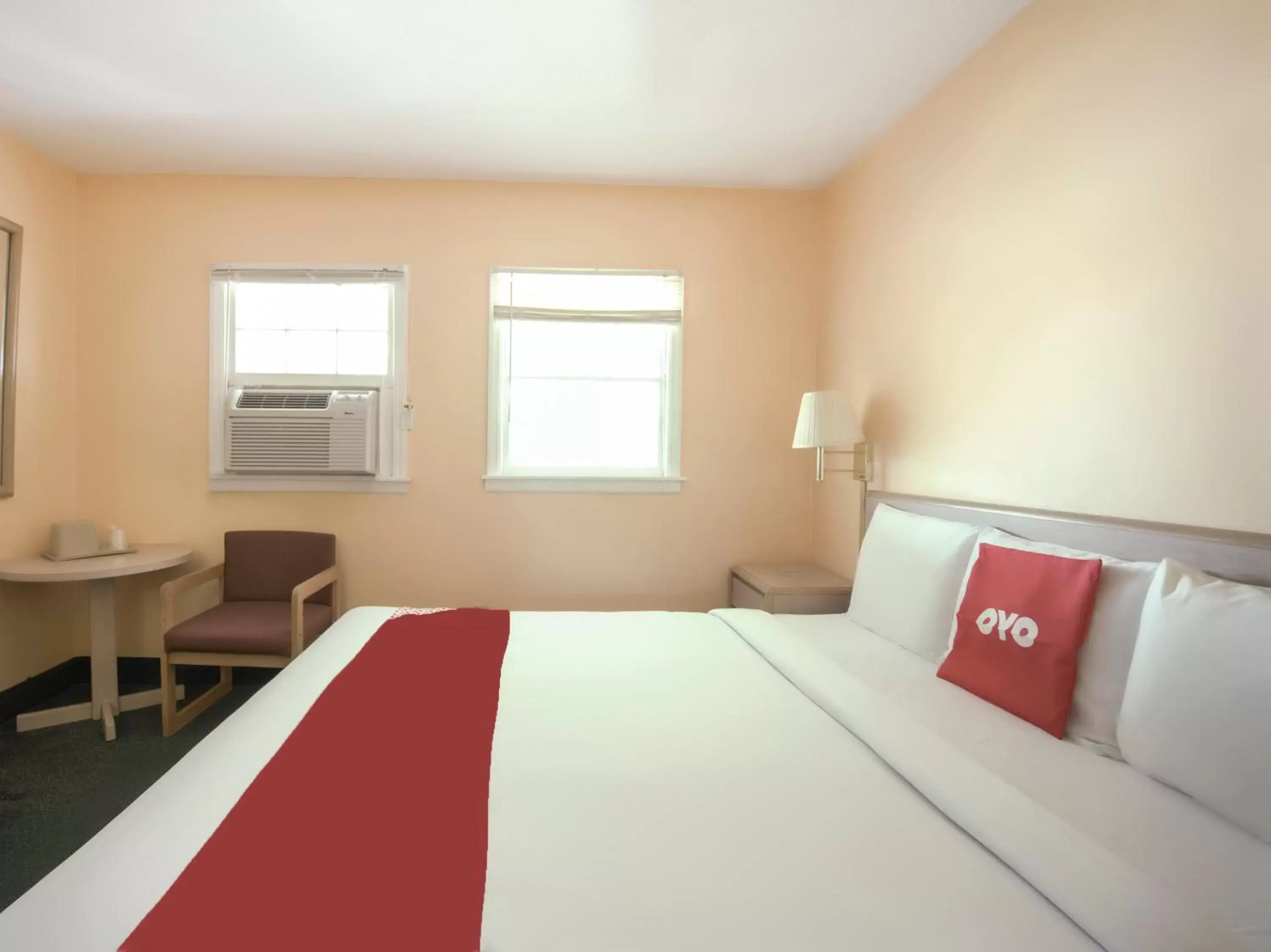Bedroom, Bed in OYO Hotel Durham West Hills