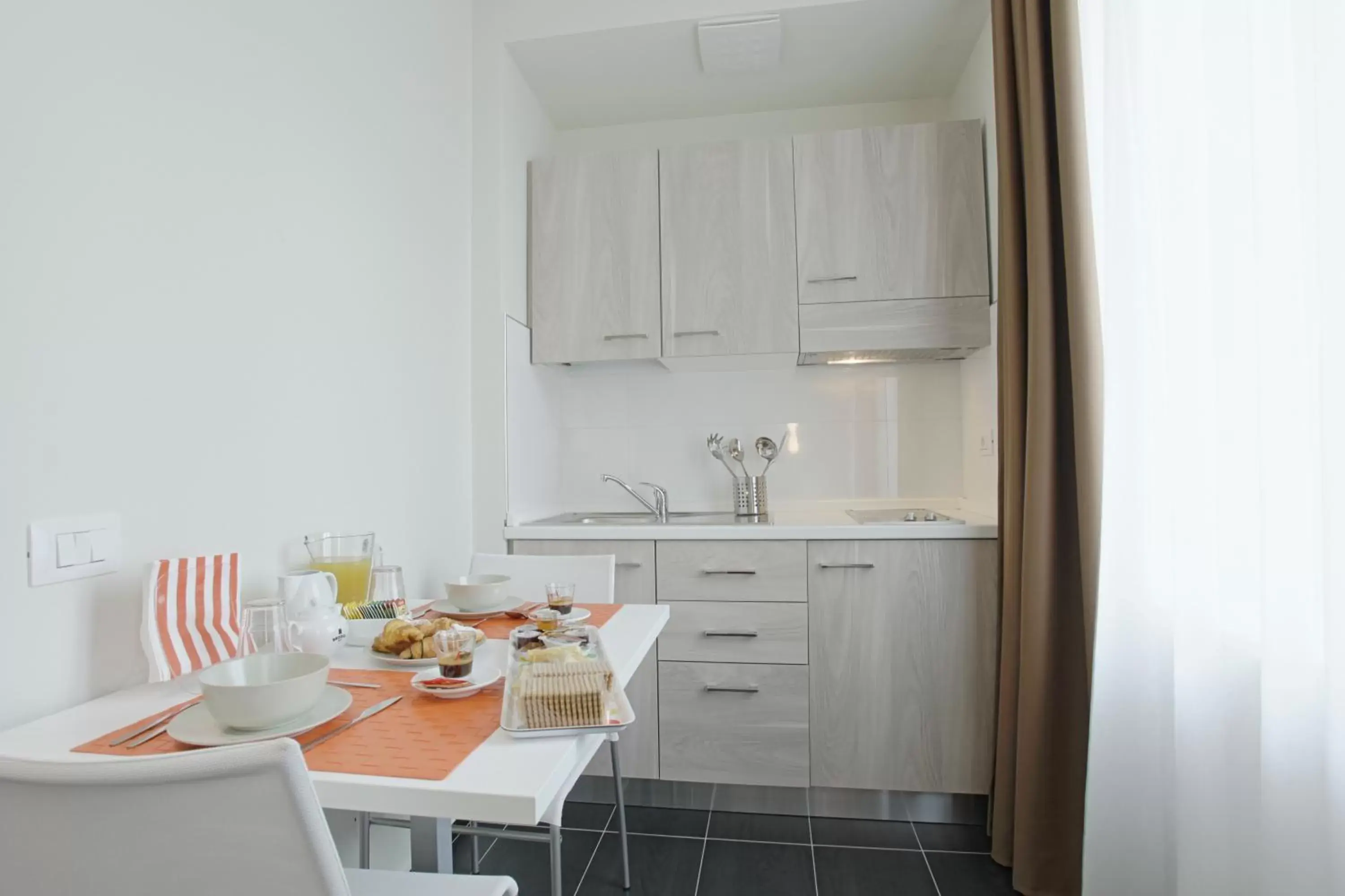 Kitchen or kitchenette, Dining Area in Hotel Agrigento Home
