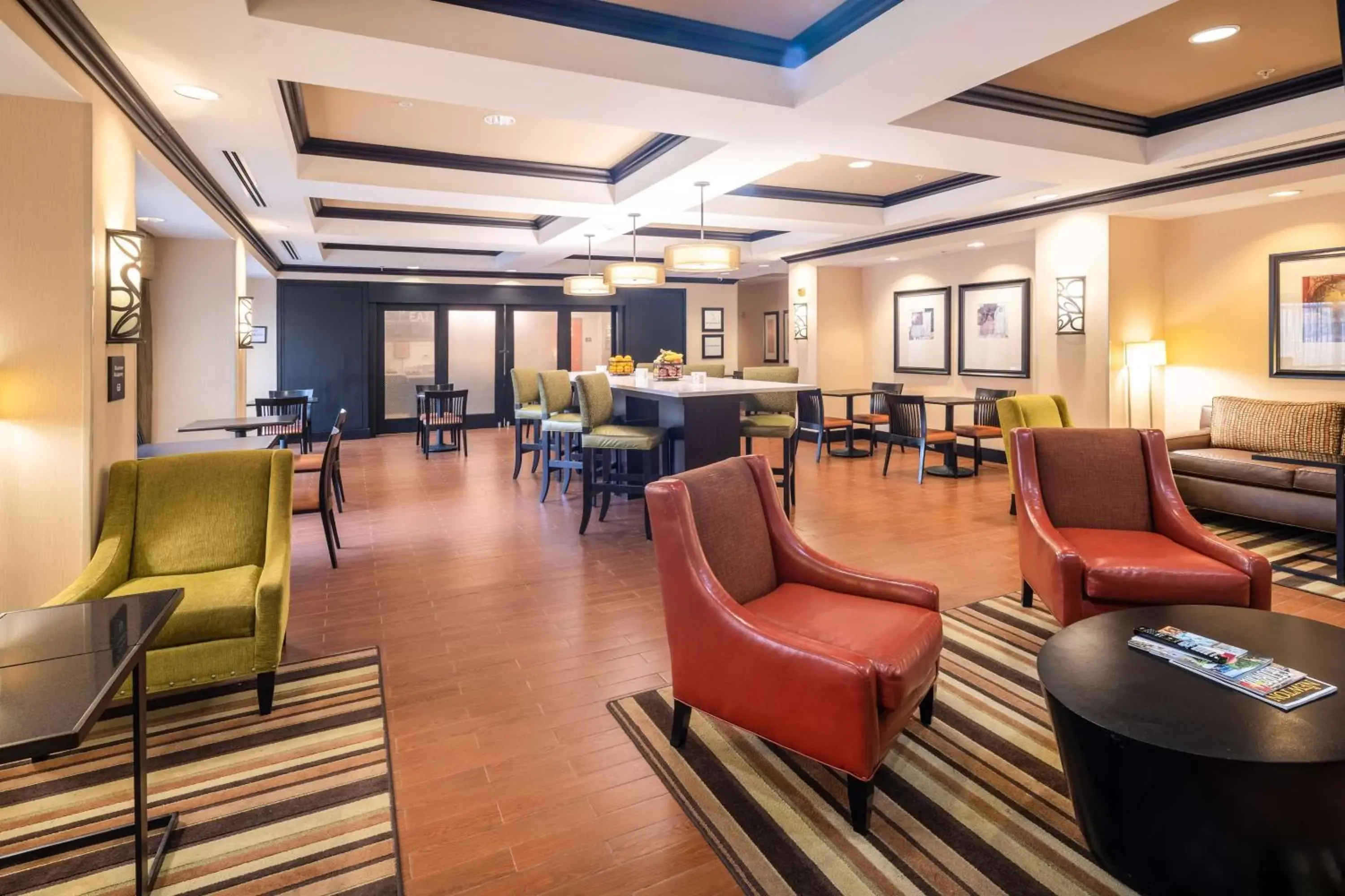 Lobby or reception, Lounge/Bar in Hampton Inn Covington