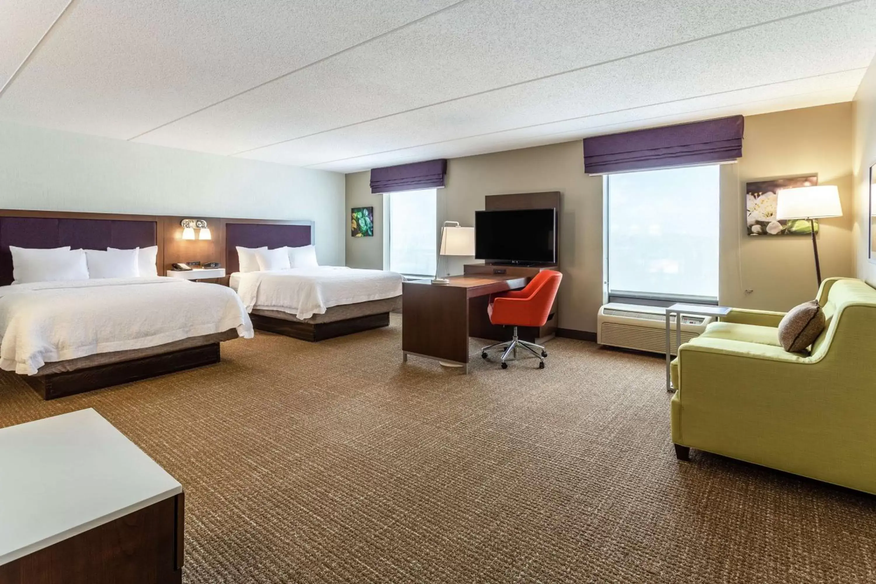 Bedroom in Hampton Inn & Suites Chicago - Libertyville