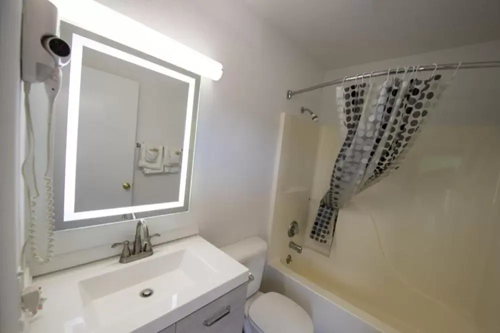 Toilet, Bathroom in Tower 64 Motel & RV