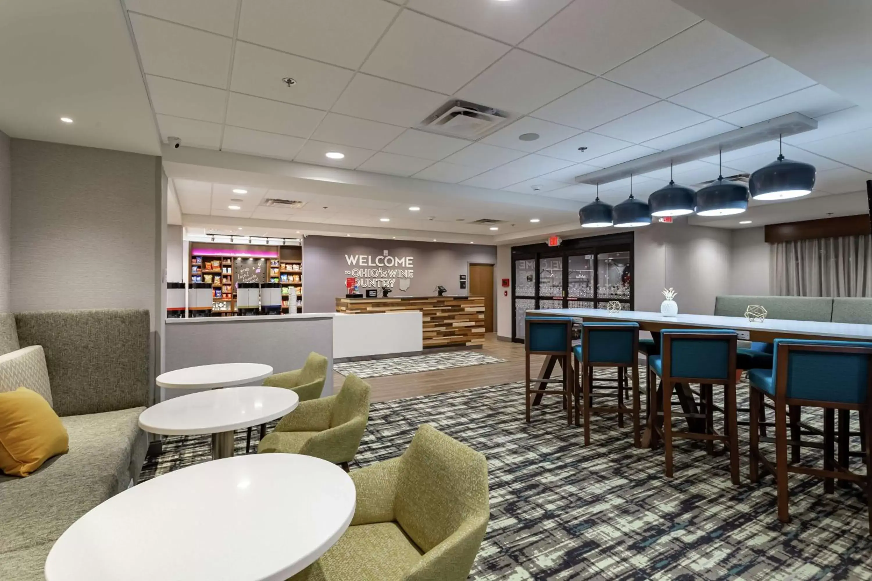 Lobby or reception, Lounge/Bar in Hampton Inn Madison, OH