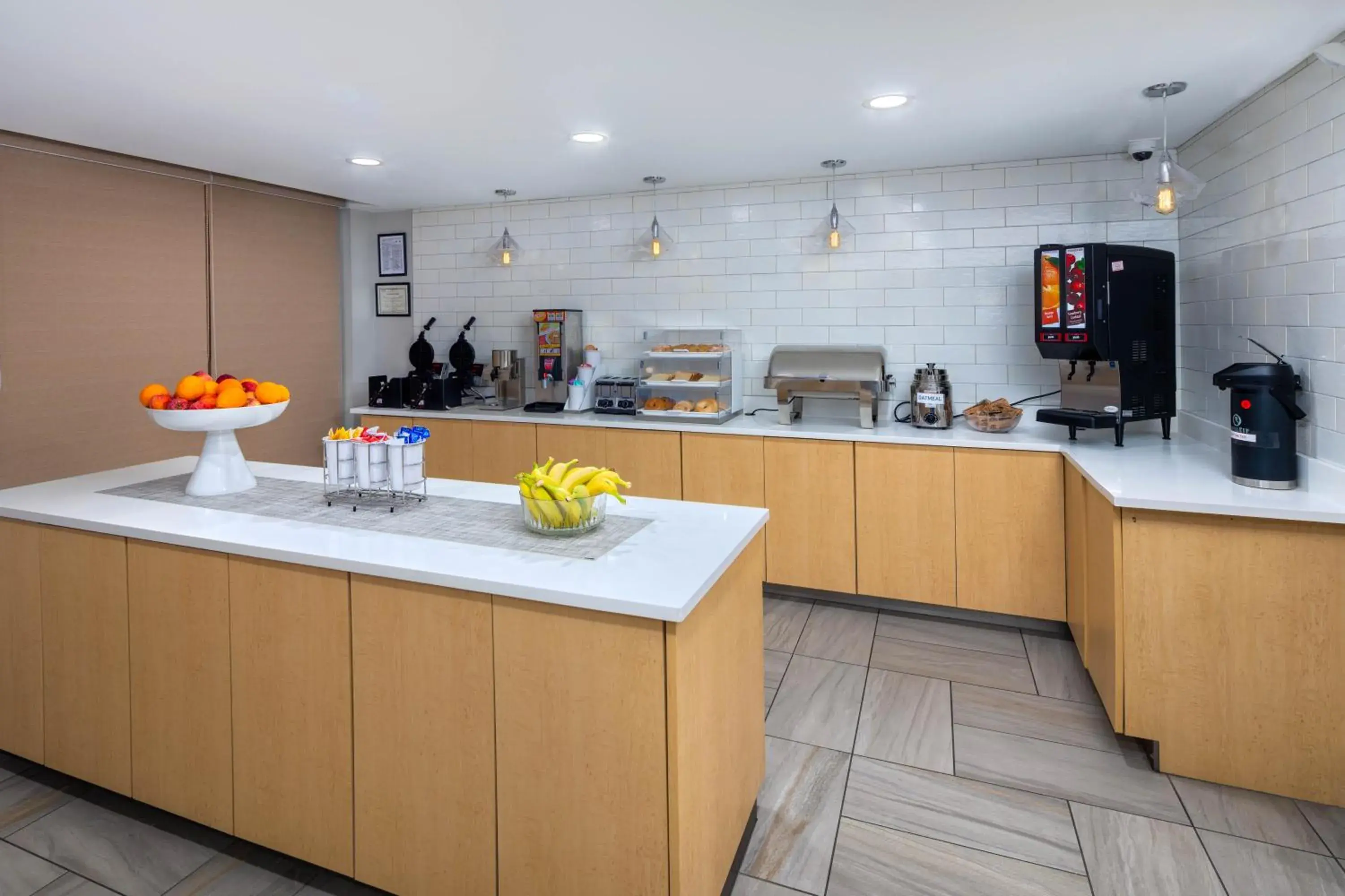 Buffet breakfast, Kitchen/Kitchenette in La Quinta Inn & Suites by Wyndham Perry