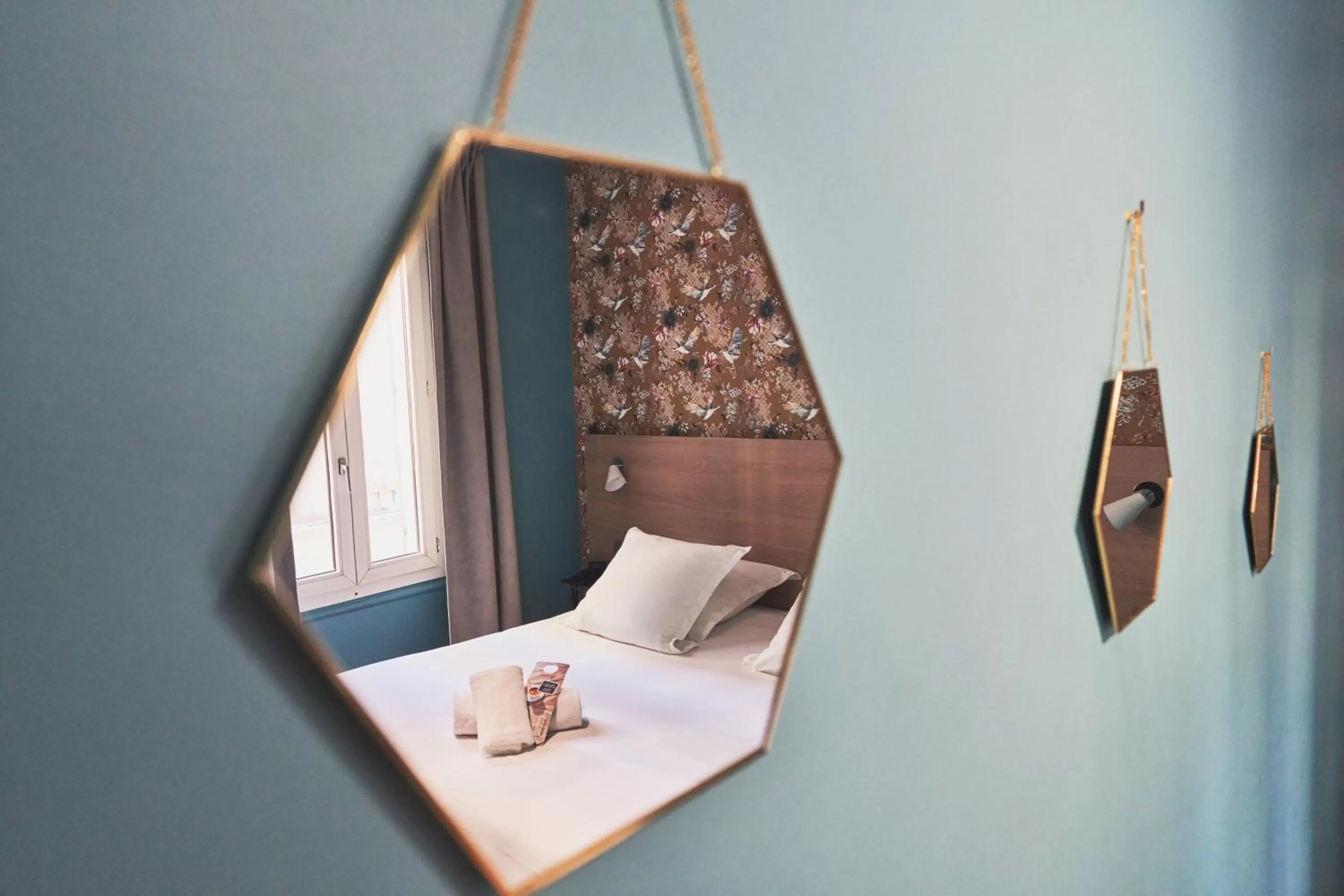 Bed in Grand Hôtel Dauphiné Toulon, Boutique Hôtel & Suites