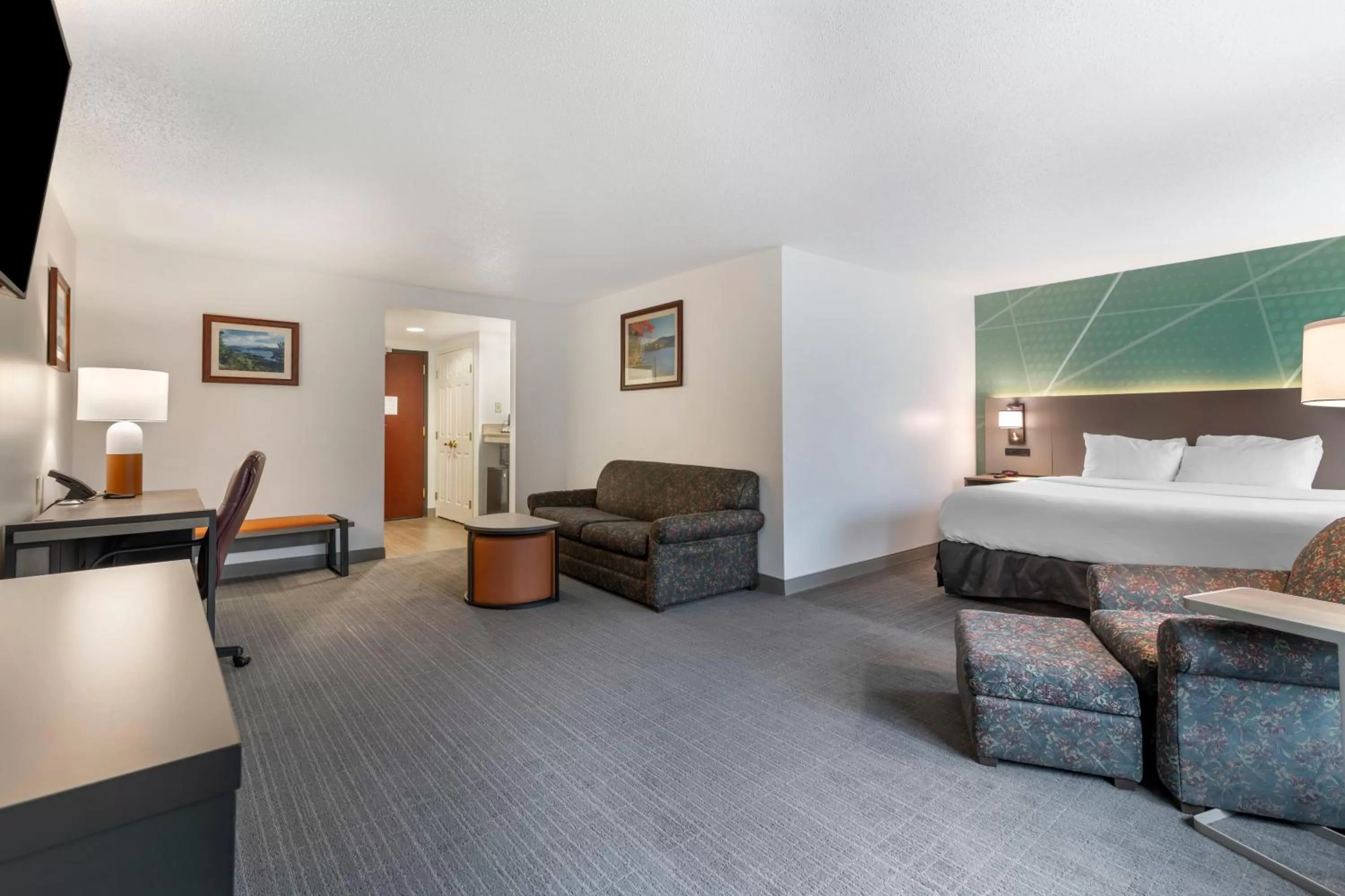 Living room, Bed in Comfort Inn & Suites Lake George