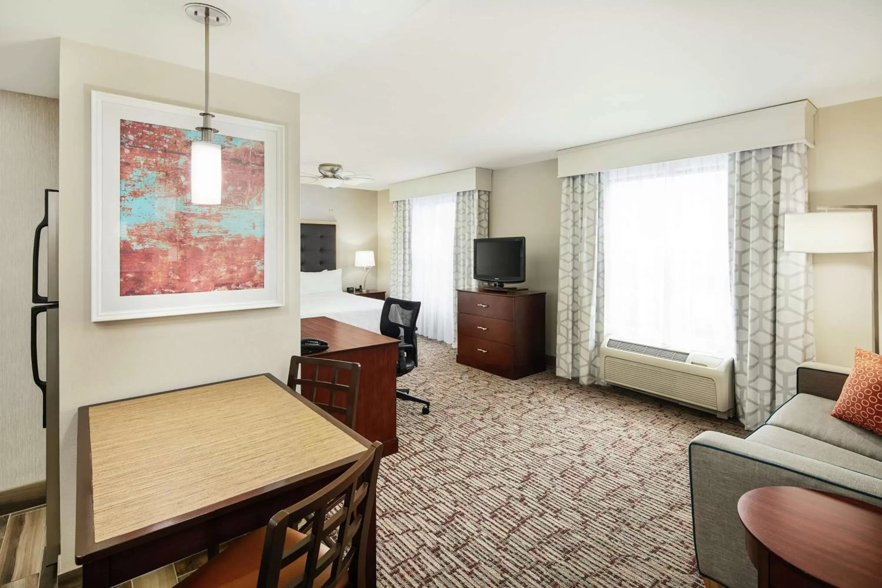 Bedroom, TV/Entertainment Center in Homewood Suites by Hilton Columbus